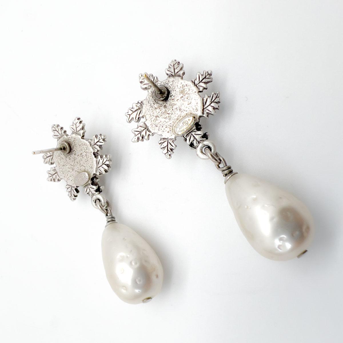 Women's Vintage Chanel Pearl Bomb Drop Earrings 2015 For Sale