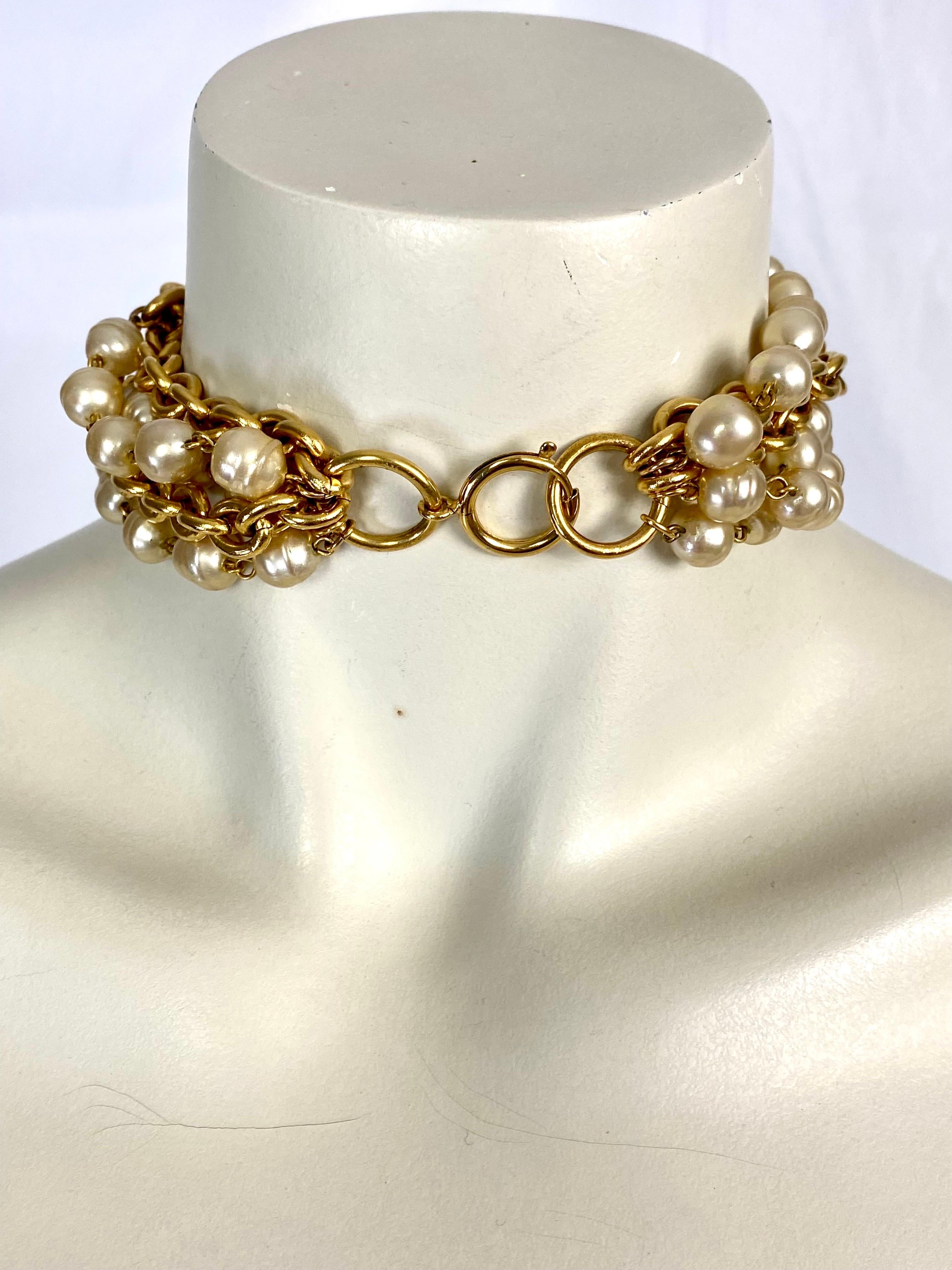 Vintage Chanel pearl choker necklace from 1985 In Good Condition In L'ESCALA, ES