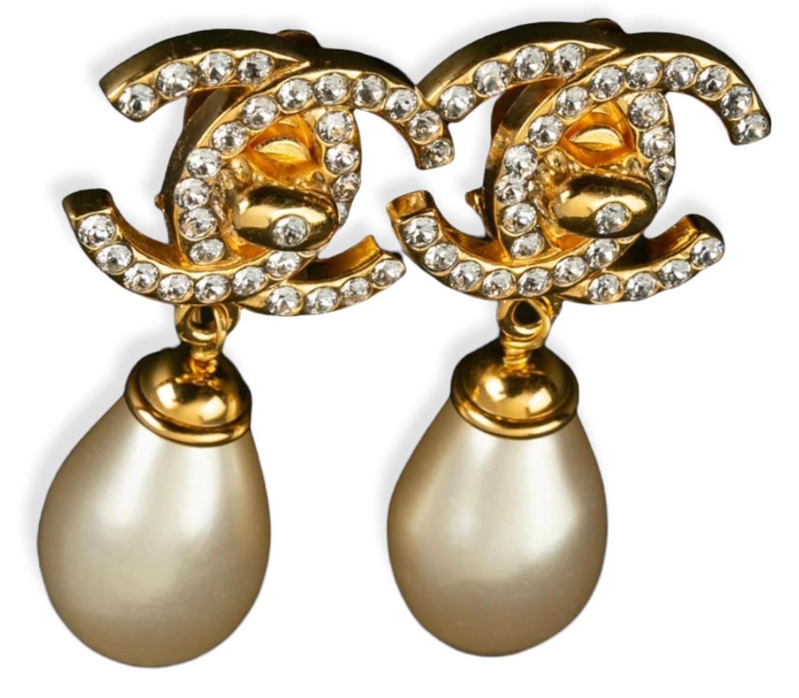 Vintage Chanel Pearl Drop Earrings Circa 1996 In Excellent Condition In Virginia Beach, VA