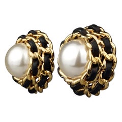 Vintage CHANEL Boucles d
oreilles classiques en cuir et perle