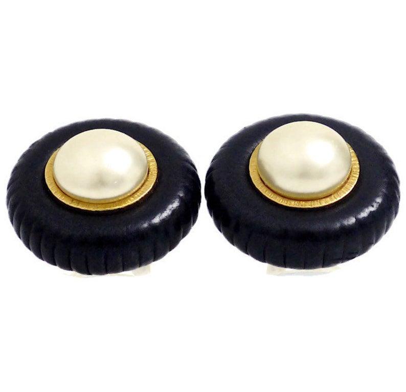 Vintage Chanel Pearl Leather Tyre Rim Earrings In Good Condition In Kingersheim, Alsace