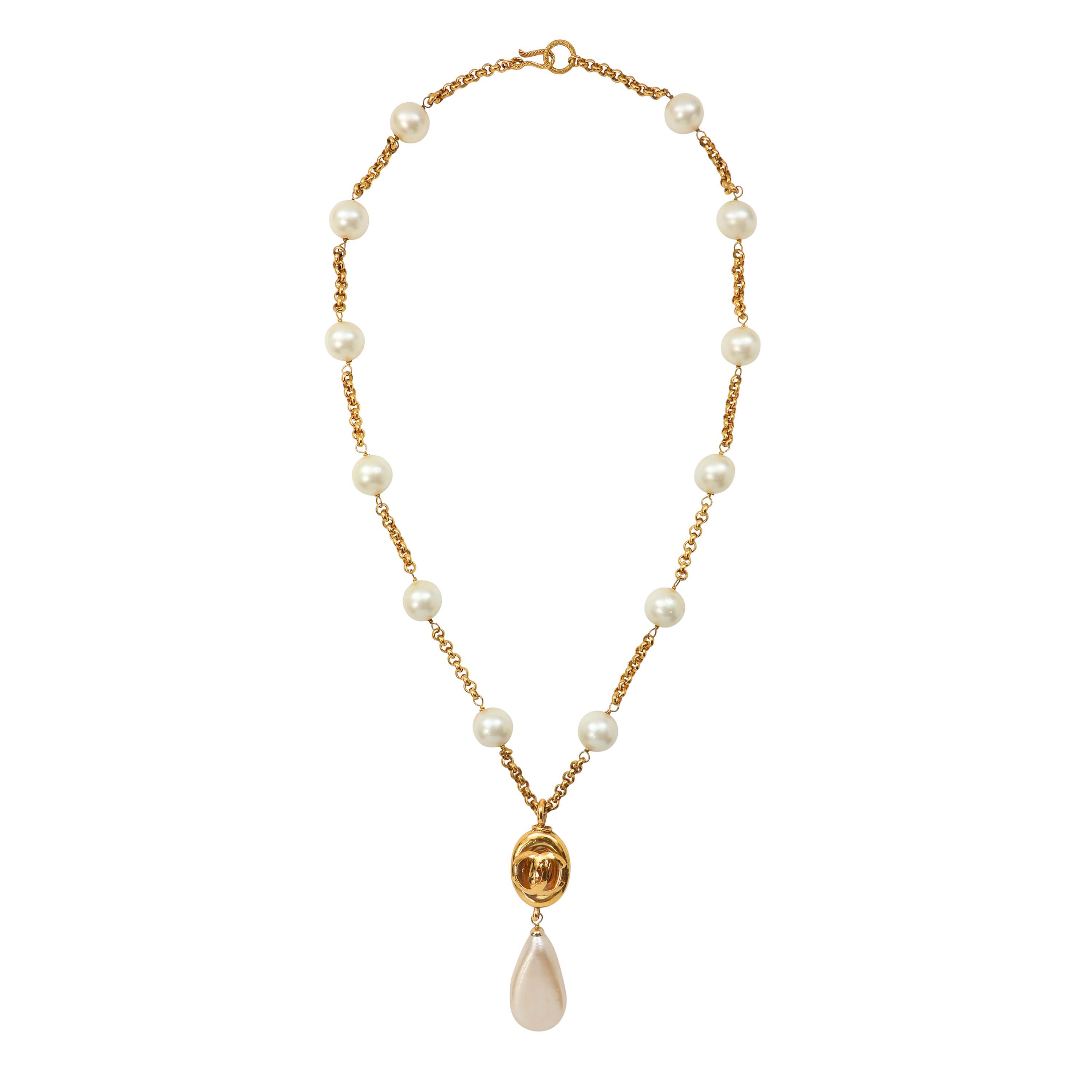 Vintage Chanel Pearl Necklace with Gold CC Logo Accent For Sale at 1stDibs