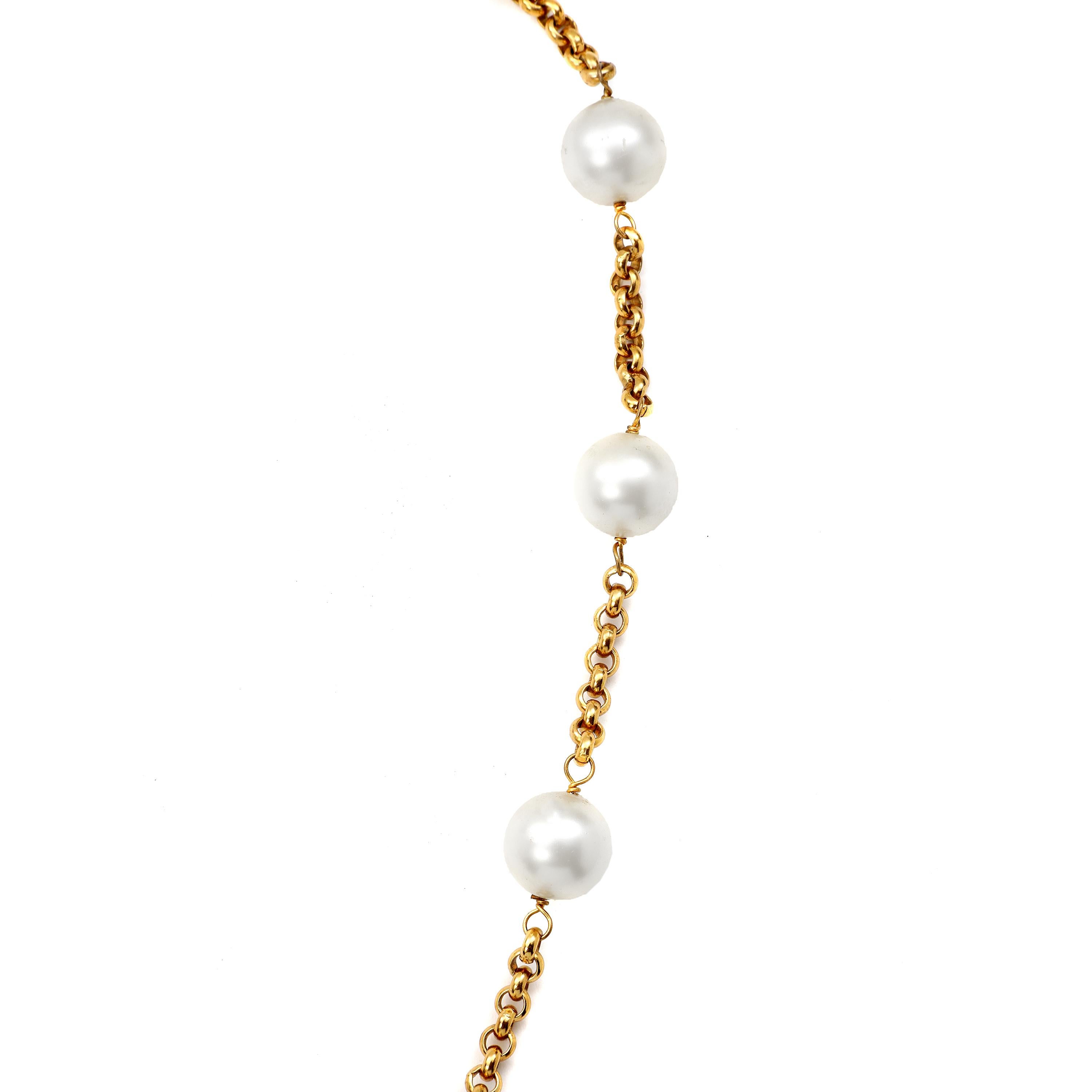 Vintage Chanel Pearl Necklace with Gold CC Logo Accent For Sale at 1stDibs
