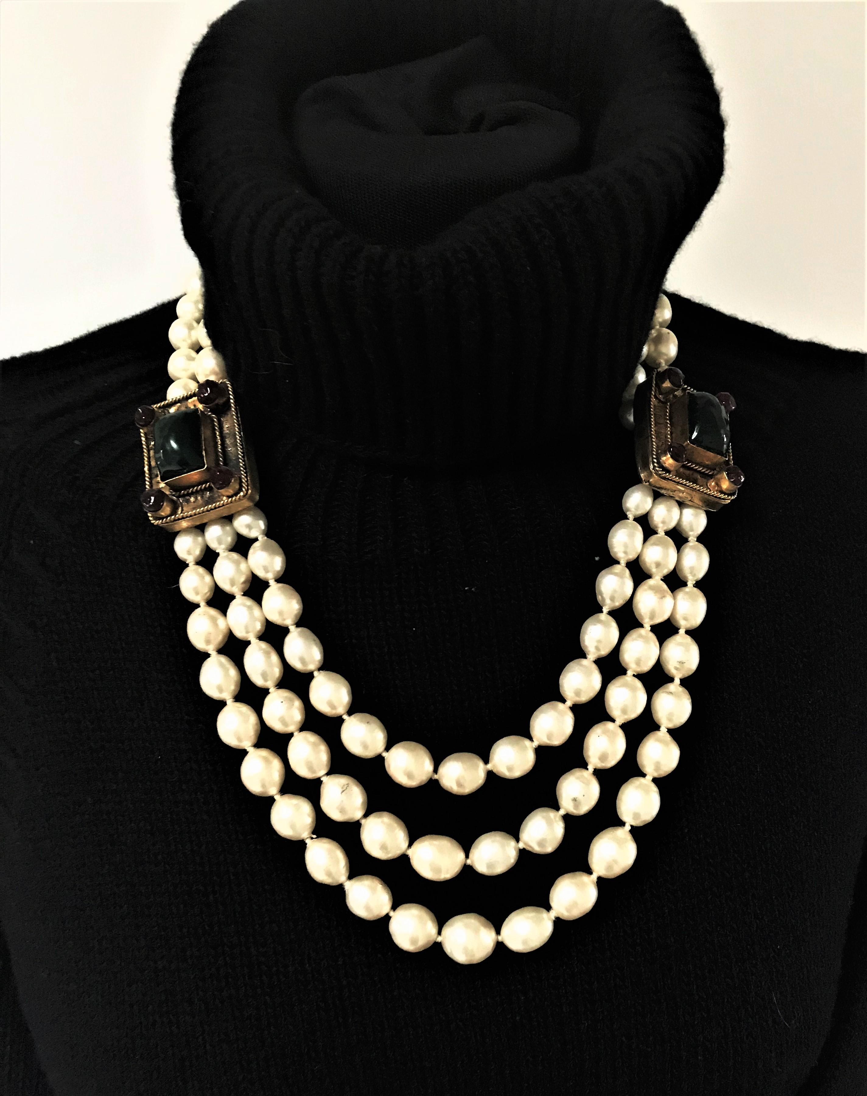 Vintage Chanel pearl necklace by R. Goossens and House of Gripoix signed 1984. In Excellent Condition In Stuttgart, DE
