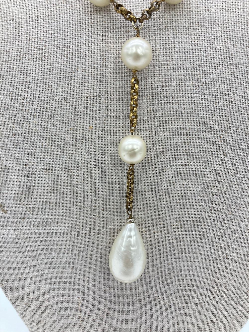 Vintage Chanel Pearl Lariat Necklace in very good condition. 1/2
