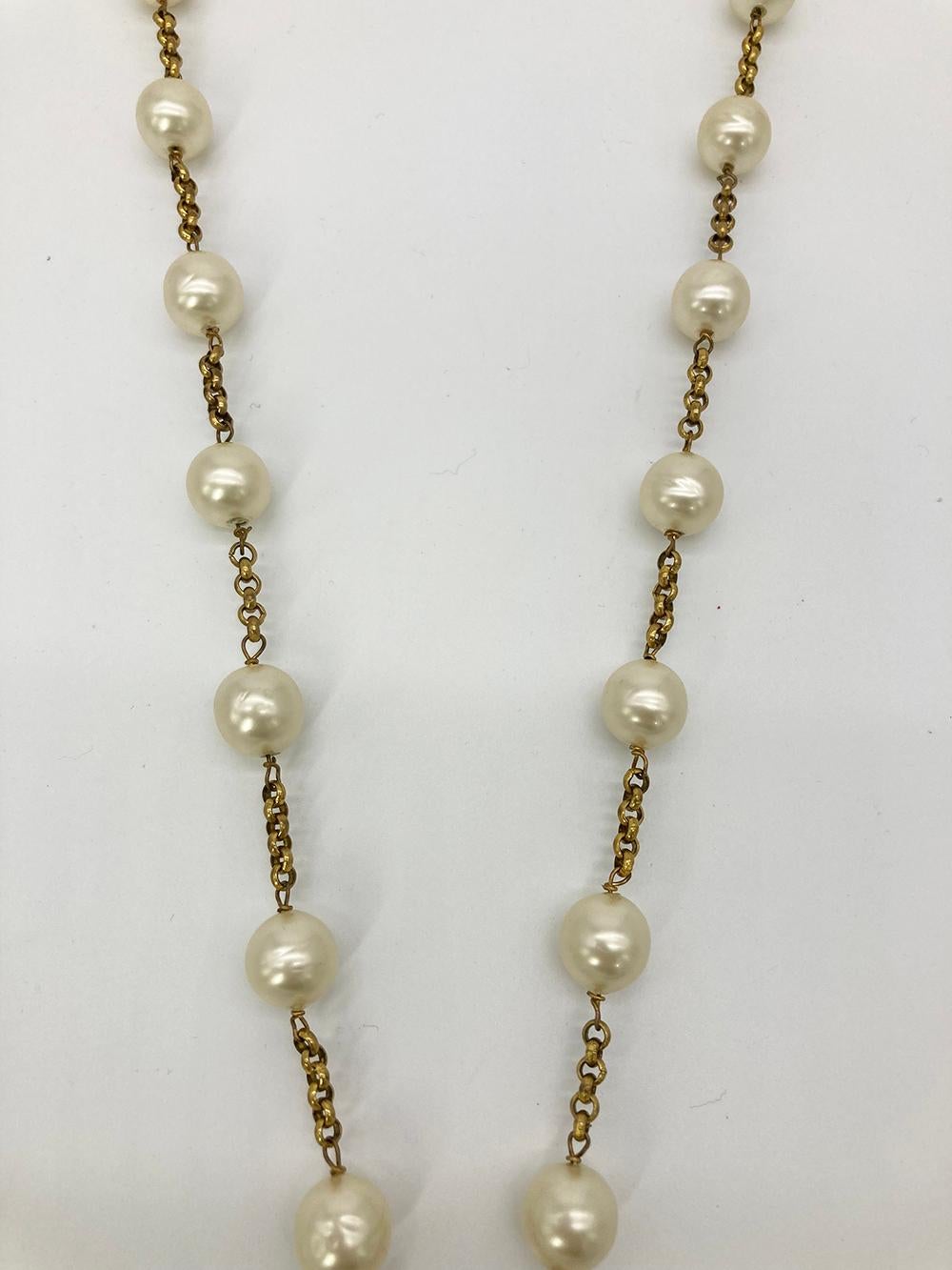 Vintage Chanel Pearl Lariat Necklace  In Good Condition For Sale In Philadelphia, PA