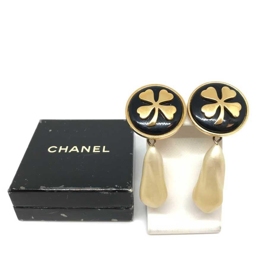 Amazing collectible vintage piece !!! The iconic Chanel's clover on earrings. Made of gilt metal and molten glass. In good vintage condition, with minor signs of wear on the pendant  but not very noticeable when worn (see pictures). Made in France,