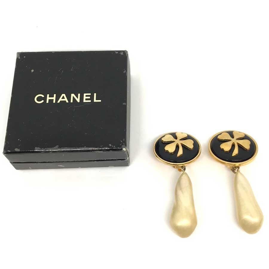 Vintage Chanel Vintage-Ohrclips mit Anhänger aus goldfarbenem Kleeblatt und Molten-Glas im Zustand „Gut“ im Angebot in Paris, FR