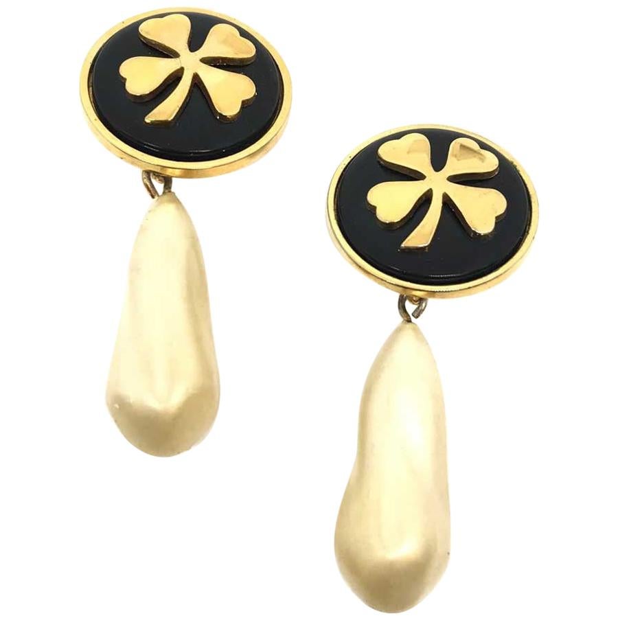 Vintage Chanel Pendant Clip On Earrings Gold Tone Clover and Molten Glass For Sale