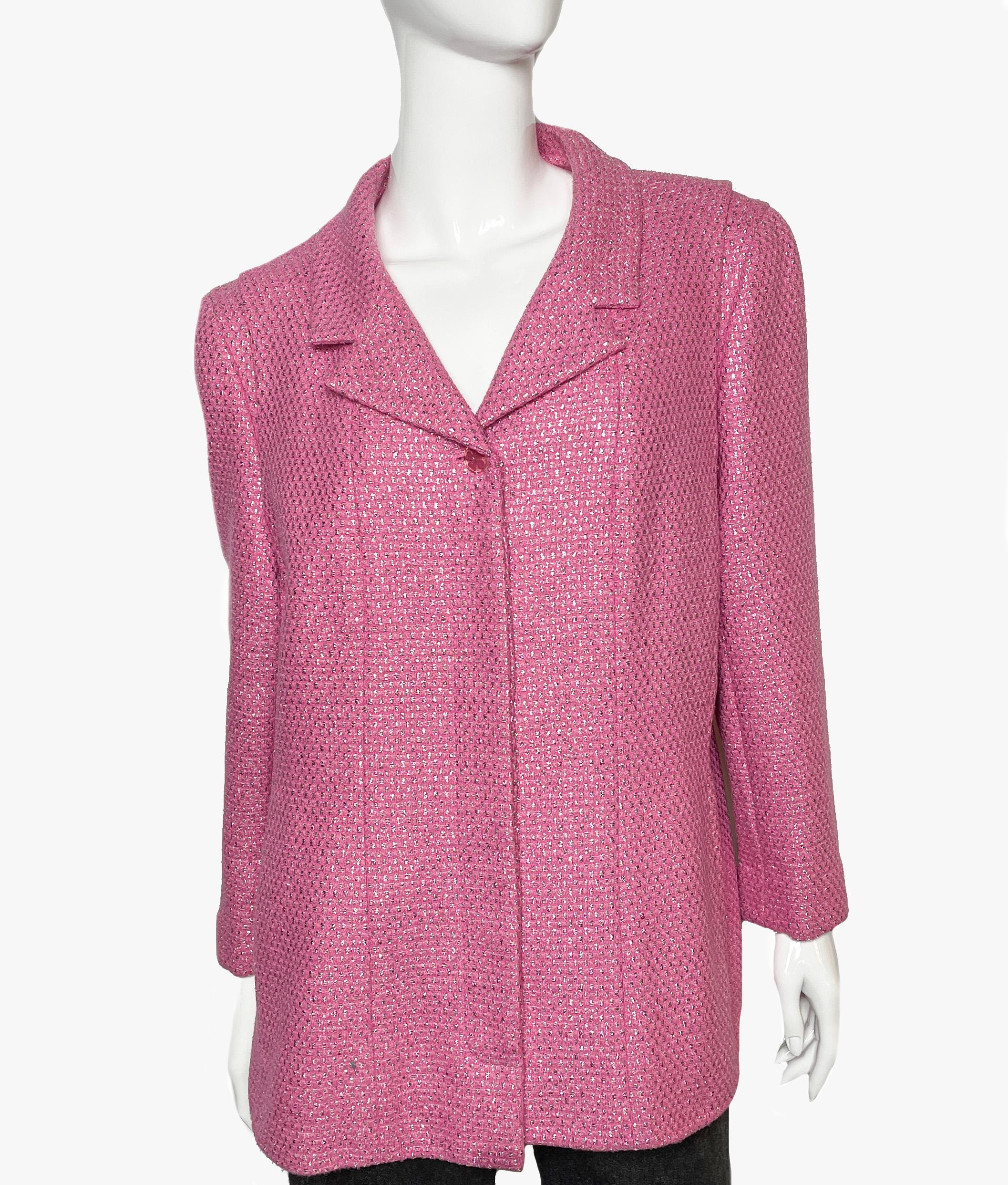 Chanel blazer from the Cruise 2001 collection by Karl Lagerfeld
Metallic & Pink color, tweed Pattern, pointed collar, slit Pockets & button closure

Fabric: 39% Wool, 29% Silk, 20% Polyester, 12% Polyamide; Lining 100% Silk

Size: XL / US14,