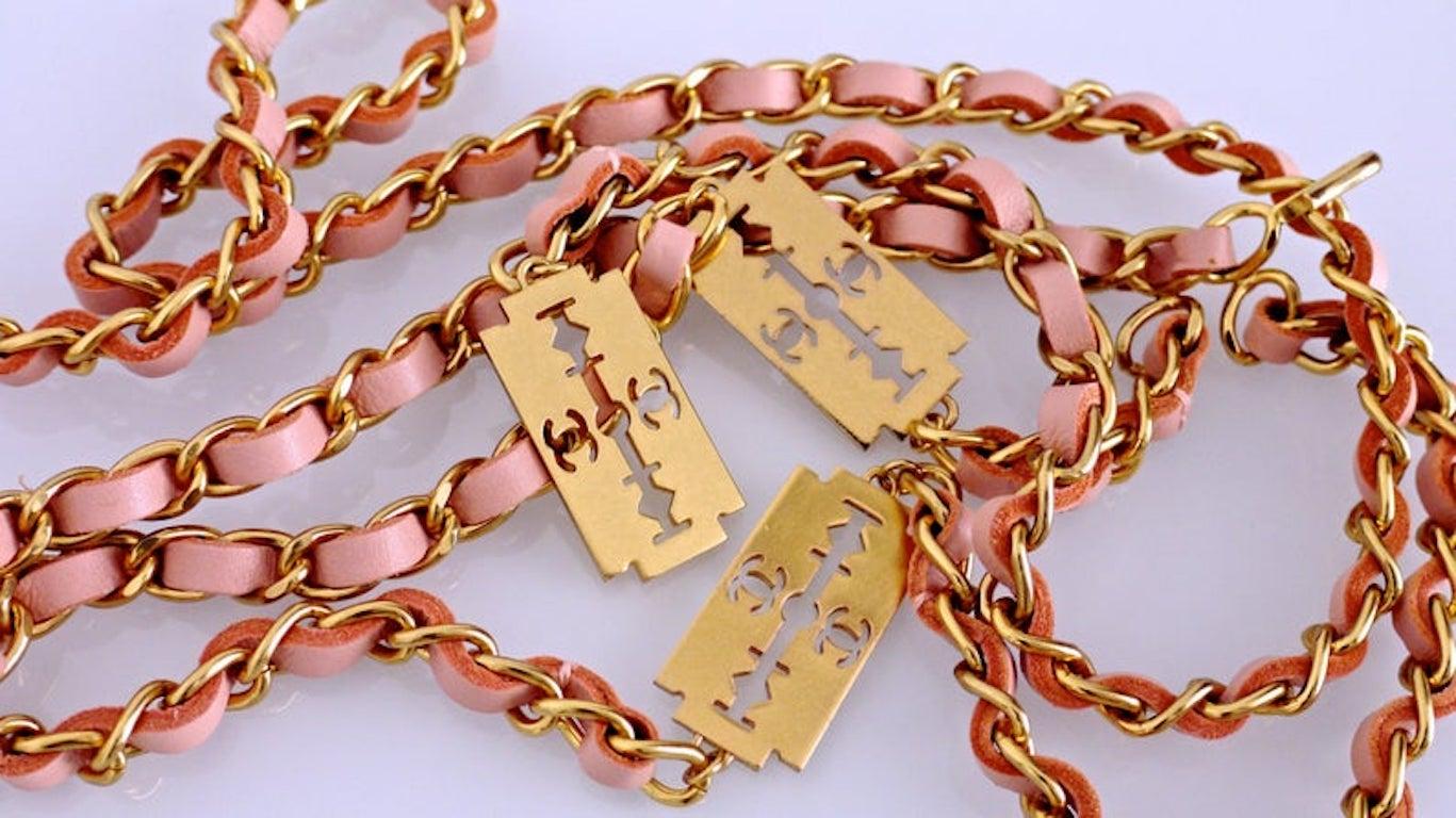 Vintage Chanel Pink Gold Razor Blade Belt Necklace

Measurements:
Razors/ Blades: 1 6/8 inches  X  7/8 inch
Wearable Length: 41 4/8 inches (without the Razor charm at the end)

This Vintage CHANEL Pink Gold Razor Blade Belt Necklace is highly sought