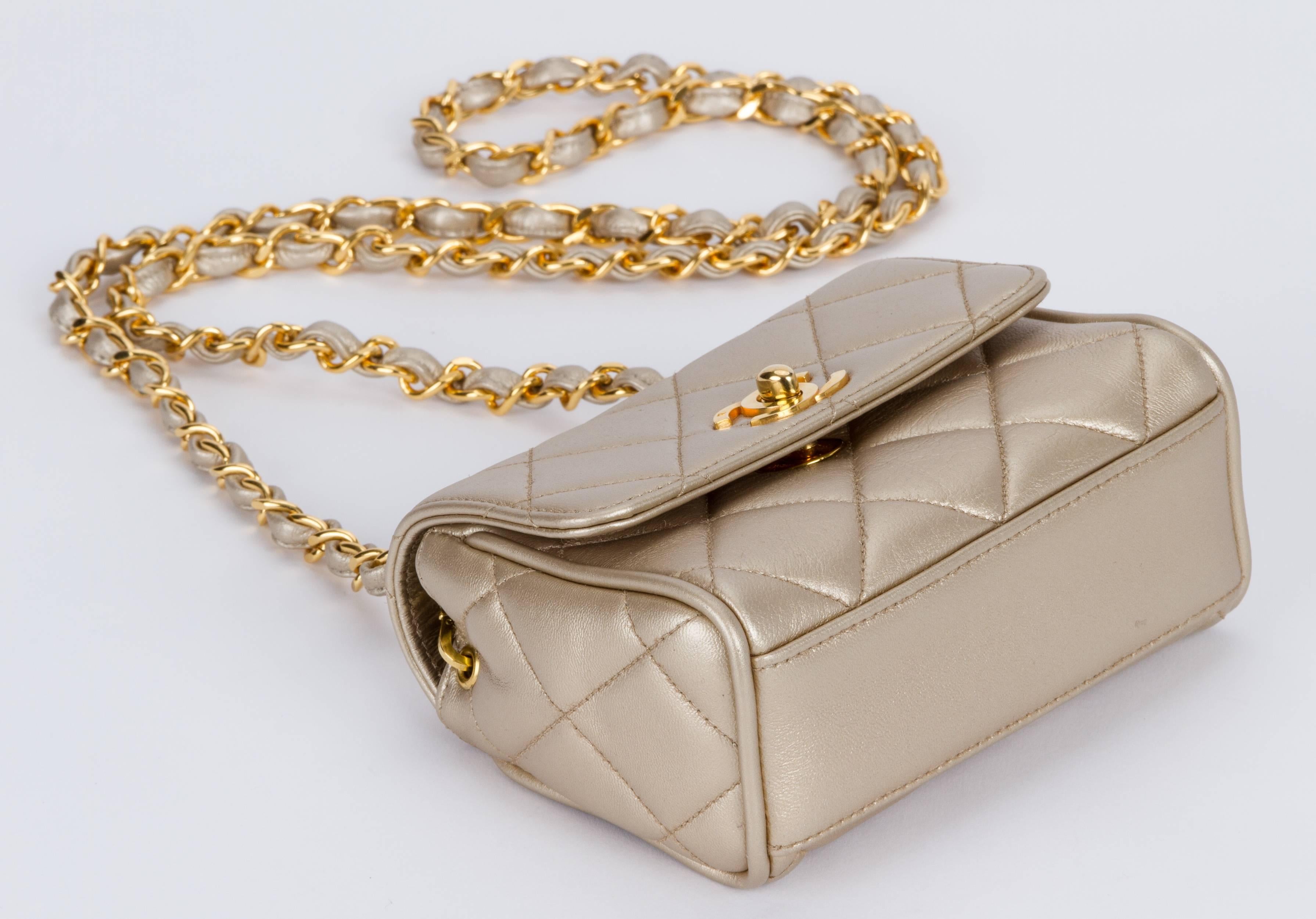 Vintage Chanel Platinum Metallic Quilted Lambskin Crossbody Evening Bag In Excellent Condition In West Hollywood, CA