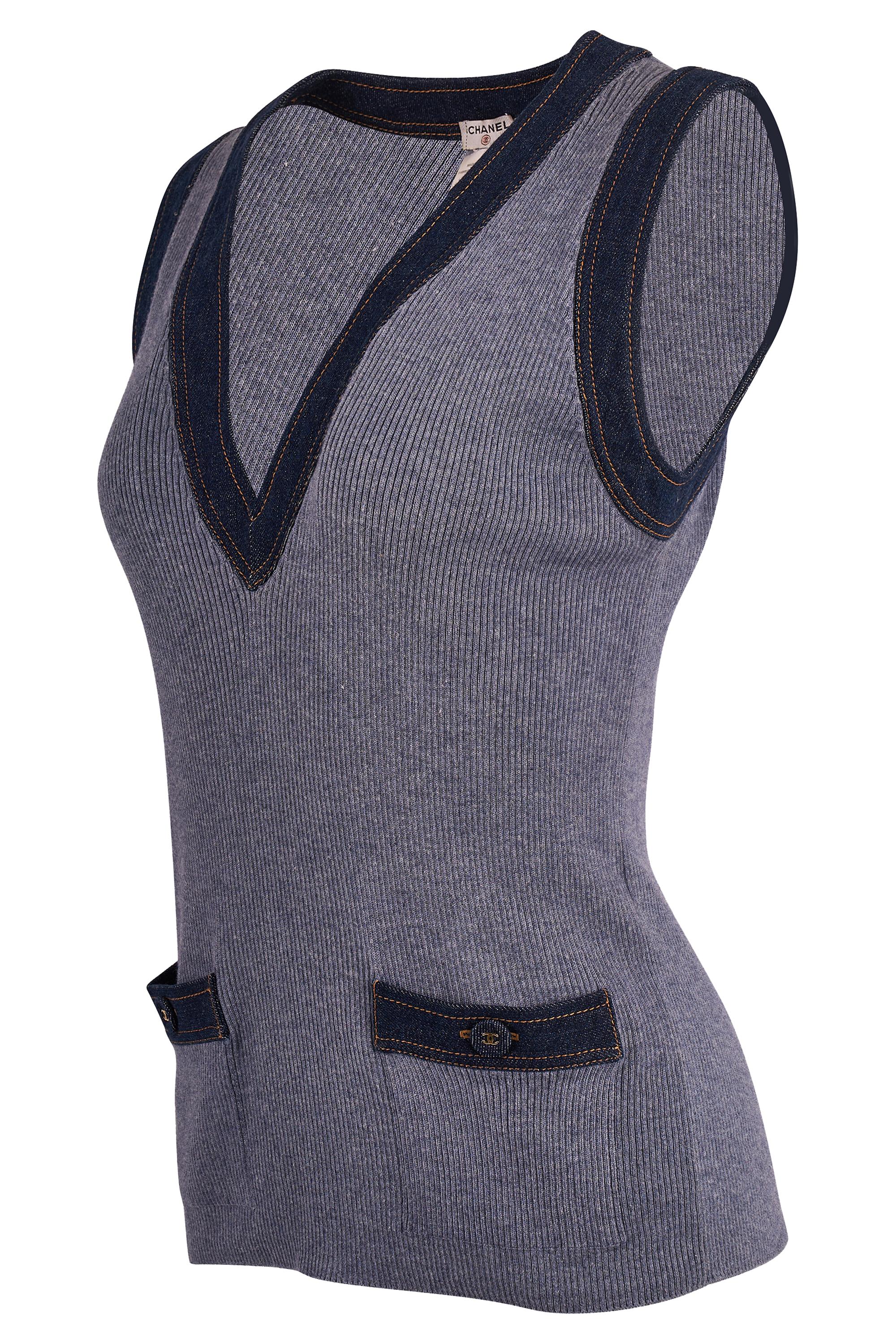Gilet Chanel vintage in maglia blu di cashmere e seta. Fabrice è realizzata in maglia blu con dettagli in denim sulla scollatura e sulle spalline. Profonda scollatura a V, vestibilità slim e due tasche frontali con bottoni con logo 