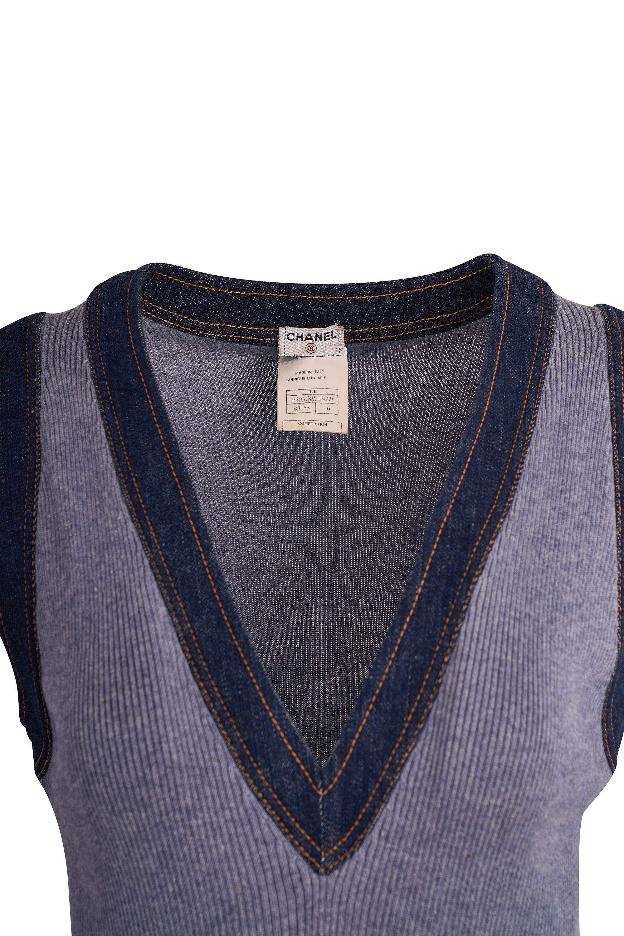 Grigio V.I.I. vintage di Chanel con scollo a V e maglia in denim e cashmere in vendita