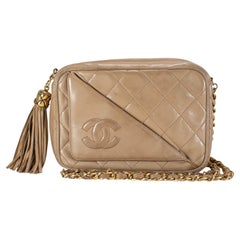 Chanel vintage in pelle d
agnello trapuntata beige con nappe per la macchina fotografica