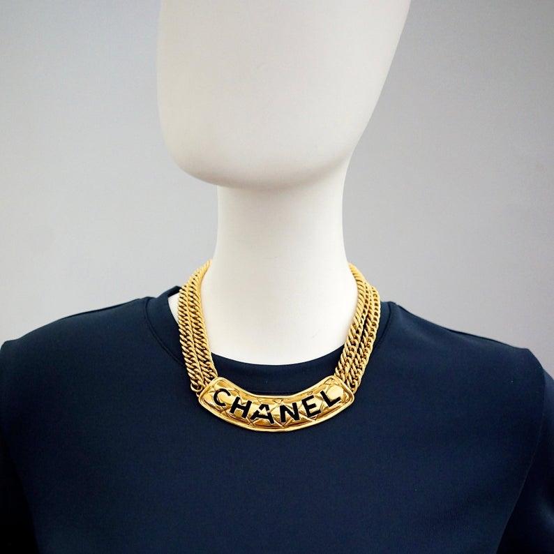 Vintage CHANEL Quilted Cut Out Plate Double Chain Necklace In Good Condition For Sale In Kingersheim, Alsace