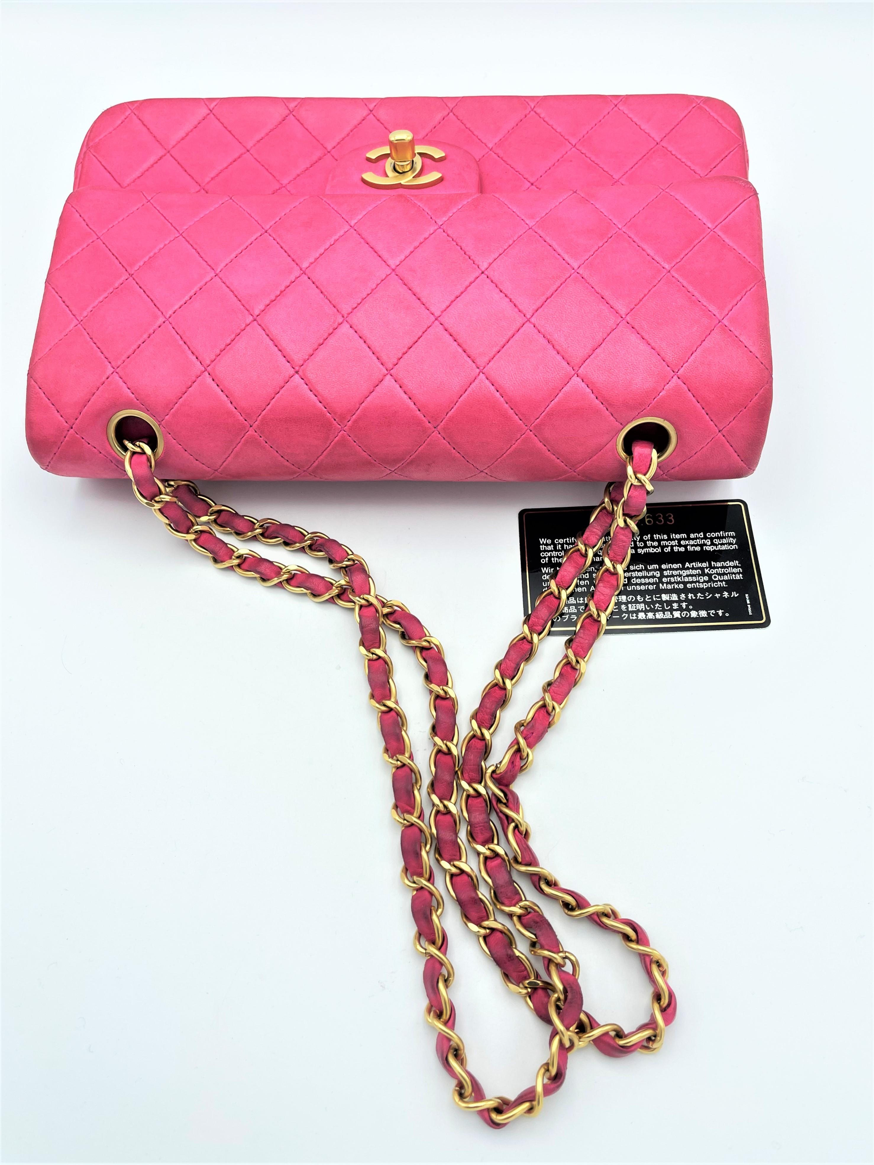 Vintage CHANEL gesteppte Vintage-Doppelklappentasche, Lammfellleder, mittelgroß in Rosa, 1995 im Angebot 6