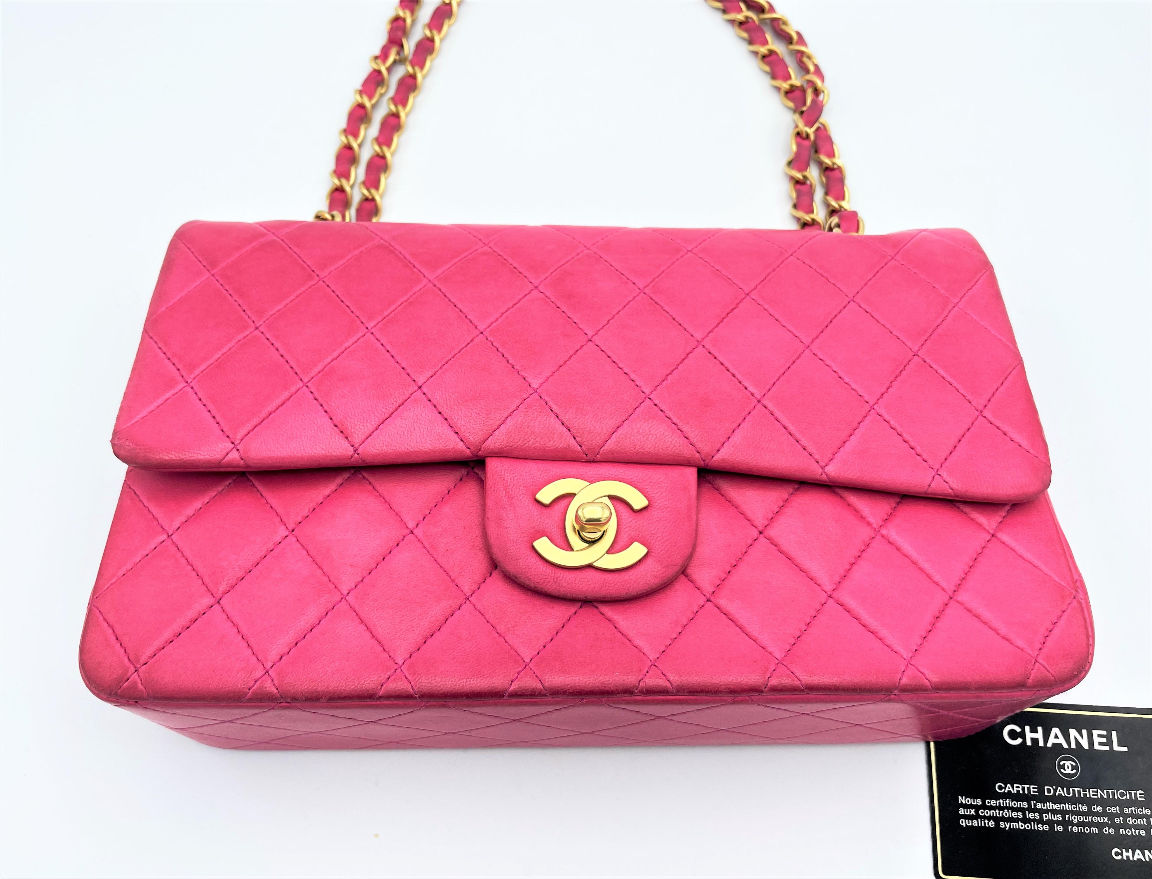 Vintage CHANEL Tasche, Modell 2,55 Medium, doppelte Klappe gesteppte Lammfell, ID-Code 6437921, große Farbe innen auch mit Leder der gleichen Farbe gefüttert. Toller gebrauchter Zustand mit leichten Gebrauchsspuren. 

Messung:  H 15 cm x L 23 cm x T