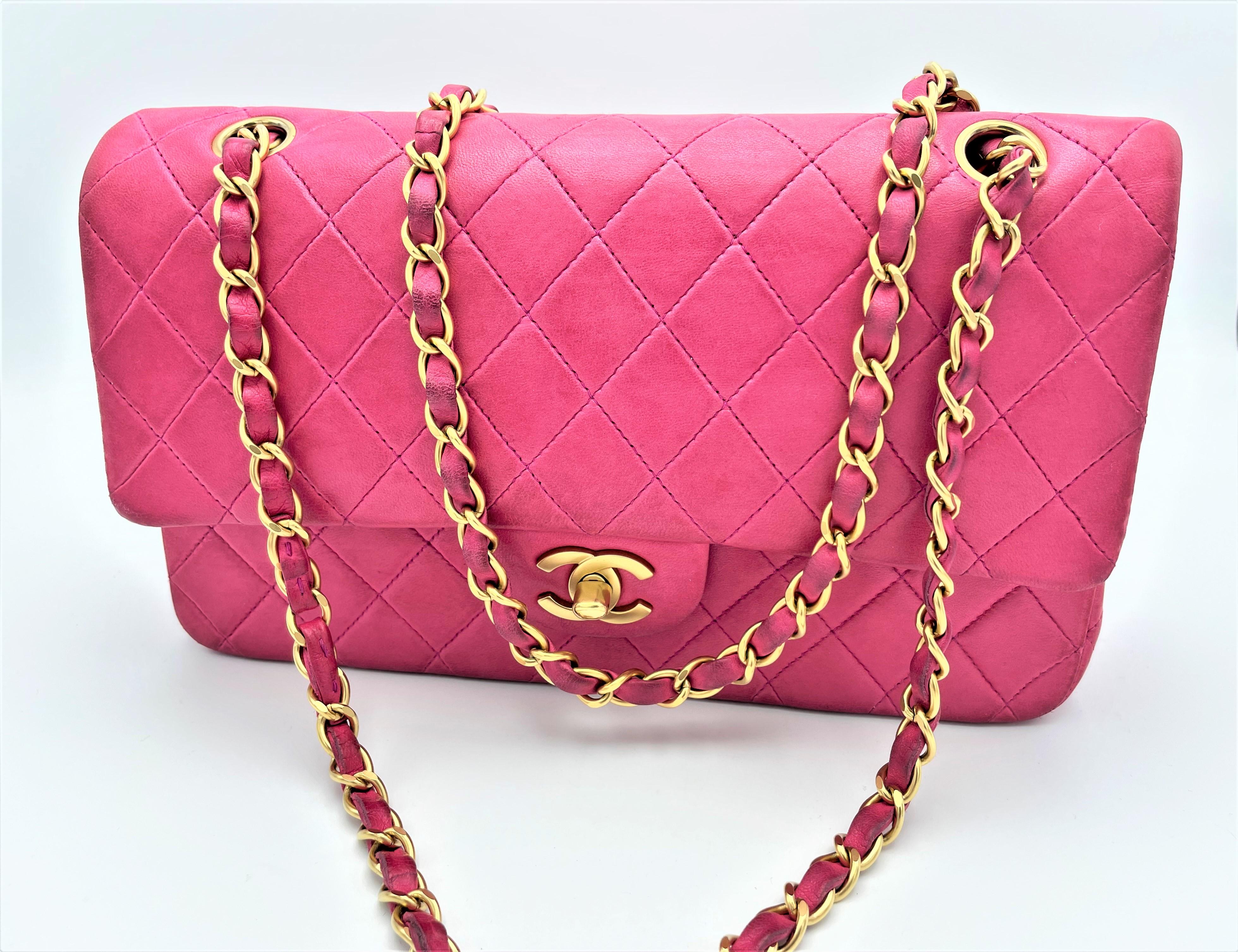 Vintage CHANEL gesteppte Vintage-Doppelklappentasche, Lammfellleder, mittelgroß in Rosa, 1995 im Zustand „Gut“ im Angebot in Stuttgart, DE