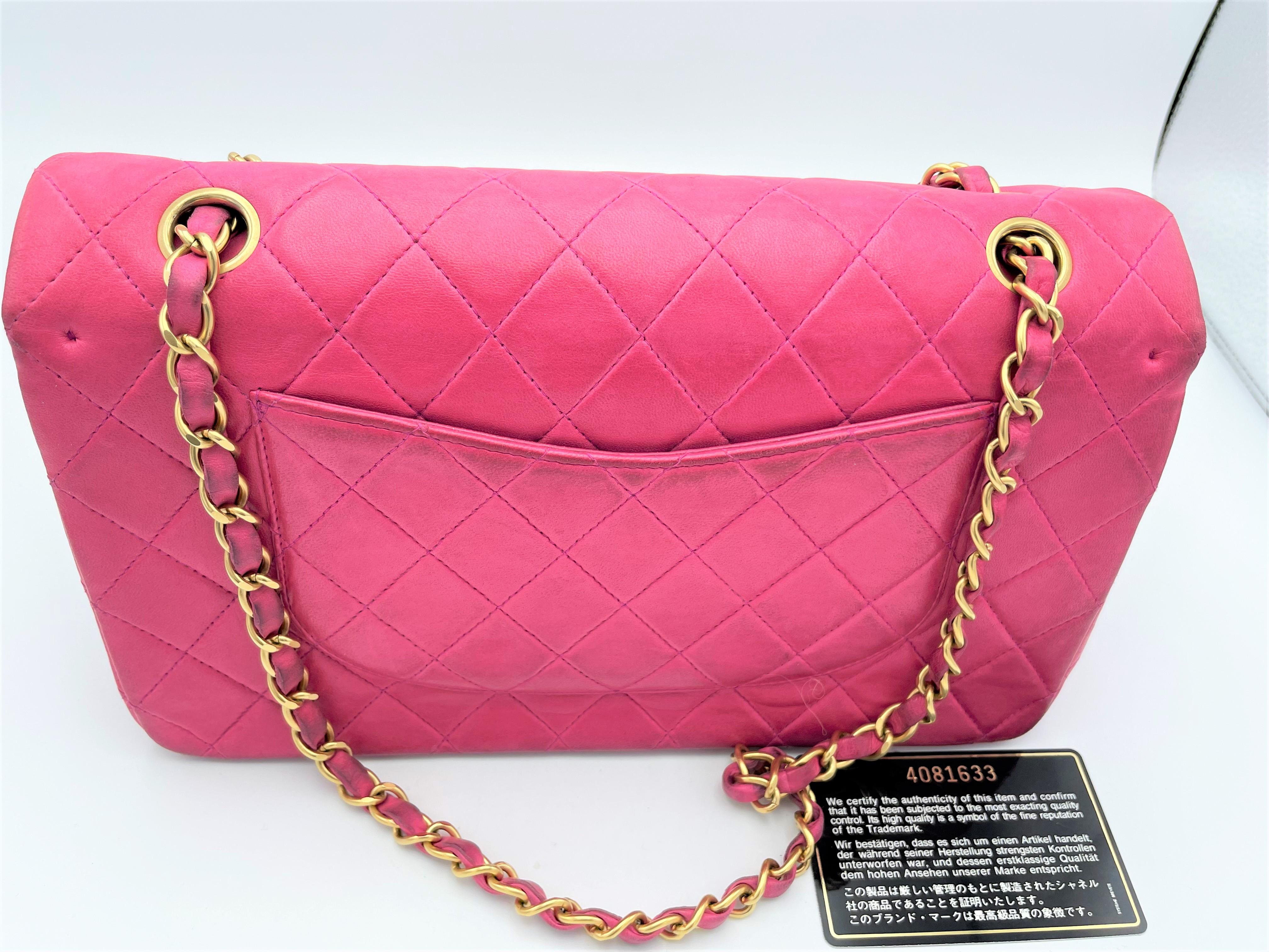Vintage CHANEL gesteppte Vintage-Doppelklappentasche, Lammfellleder, mittelgroß in Rosa, 1995 im Angebot 4