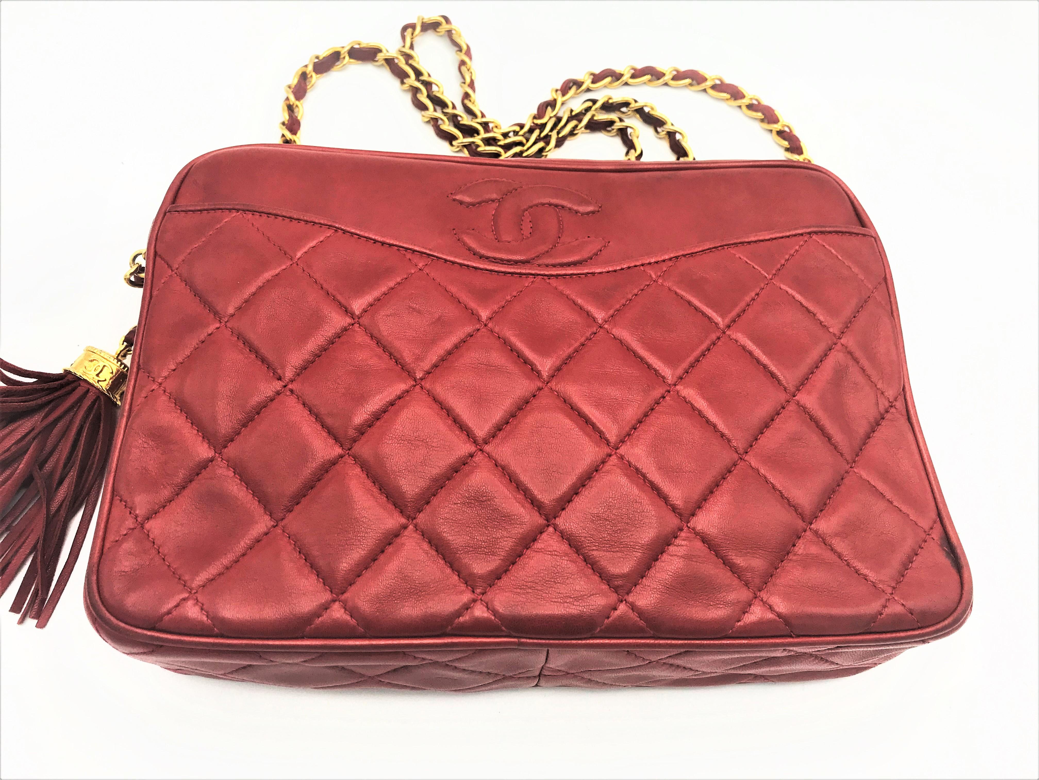 Iconic Chanel bag, lambskin in red with a very early 6 digit ID number. 0672501 and ID card. The CARTE E'AUTHENTICITE was started in 1984 with the 6-digit number!
Measurements: Hight 26 cm, Width 23 cm x Deep 6.5 cm, chain length 100 cm 
Leather
