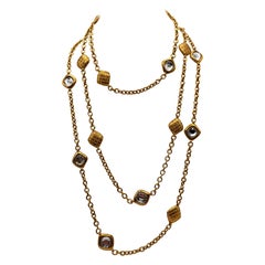 Collar vintage de Chanel con diseño acolchado y «strass»