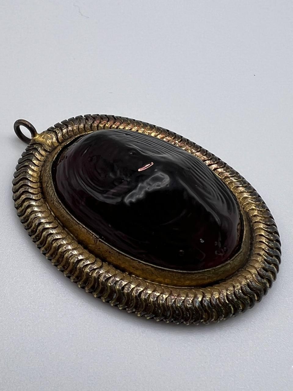 Very rare Chanel oval pendant poured with Gripoix glass. 
Coco Chanel years.
Period: 1950s
Signed.
Condition: very good, some scratches and motel fading due to the age.

........Additional information ........

- Photo might be slightly different