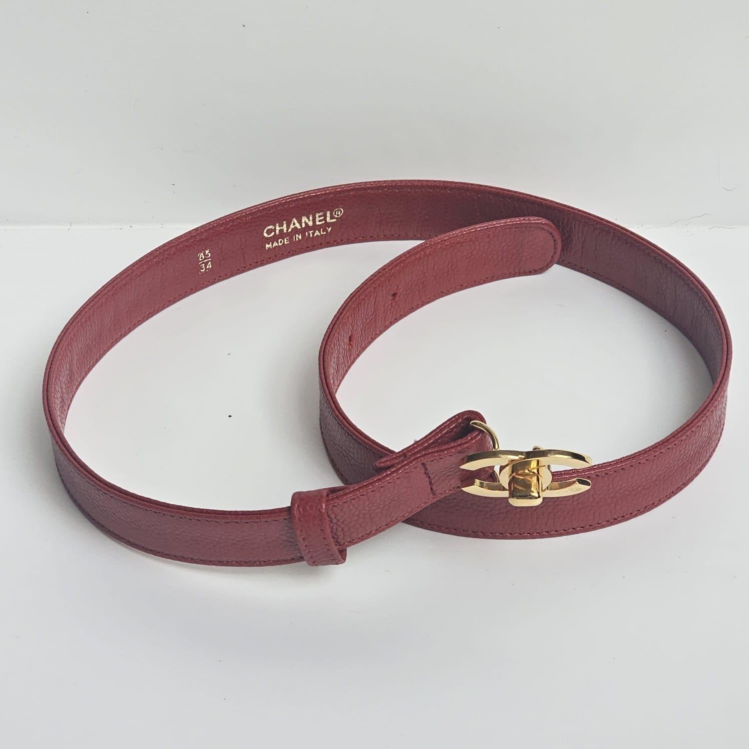 Cintura sottile vintage Chanel Red Caviar CC Turnlock in vendita 5