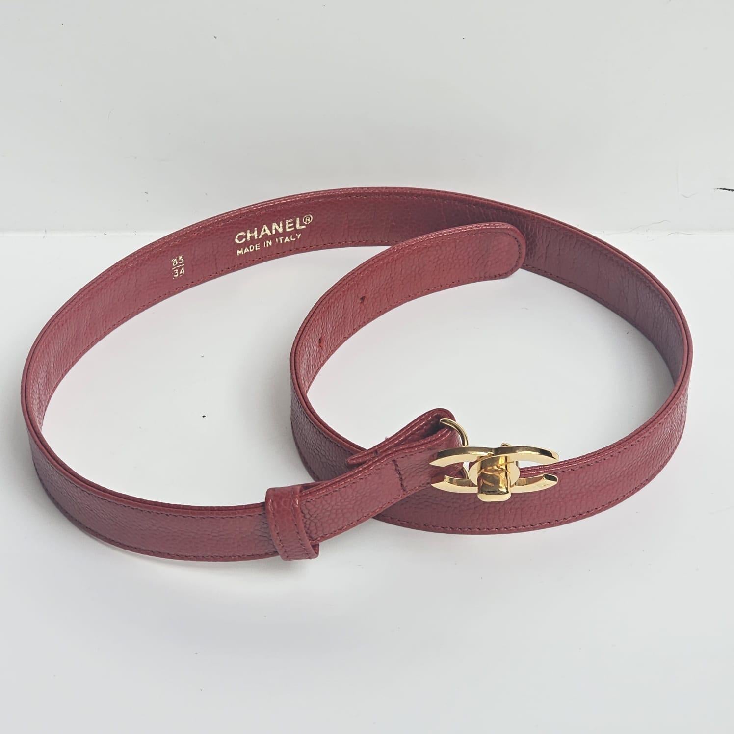 Cintura sottile vintage Chanel Red Caviar CC Turnlock in vendita 6