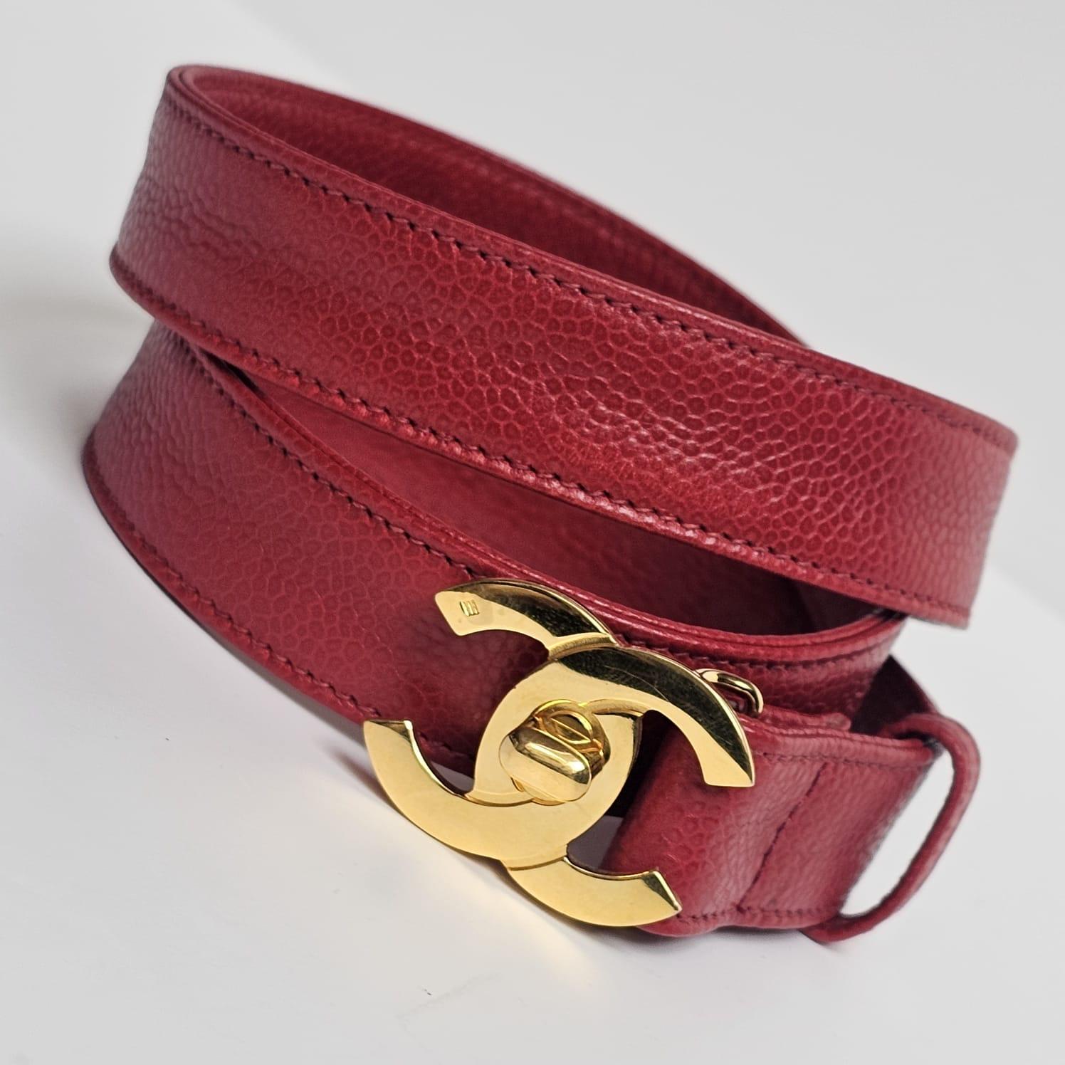 Cintura sottile vintage Chanel Red Caviar CC Turnlock in vendita 7