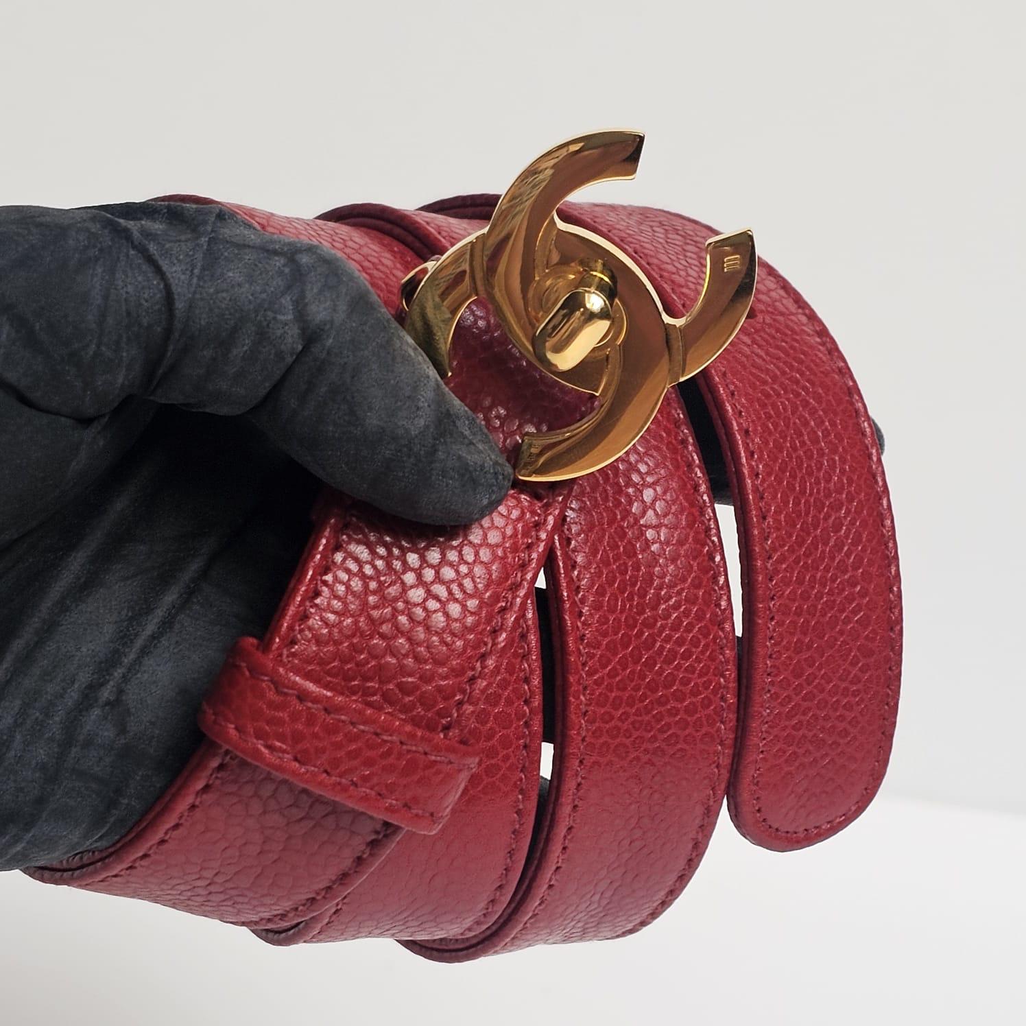 Cintura sottile vintage Chanel Red Caviar CC Turnlock in vendita 8