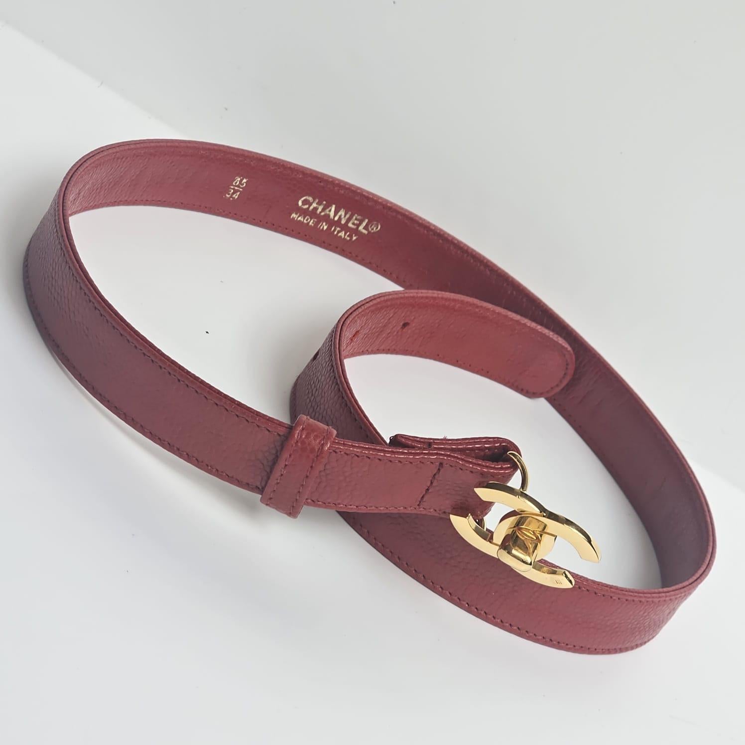 Cintura sottile vintage Chanel Red Caviar CC Turnlock in vendita 9
