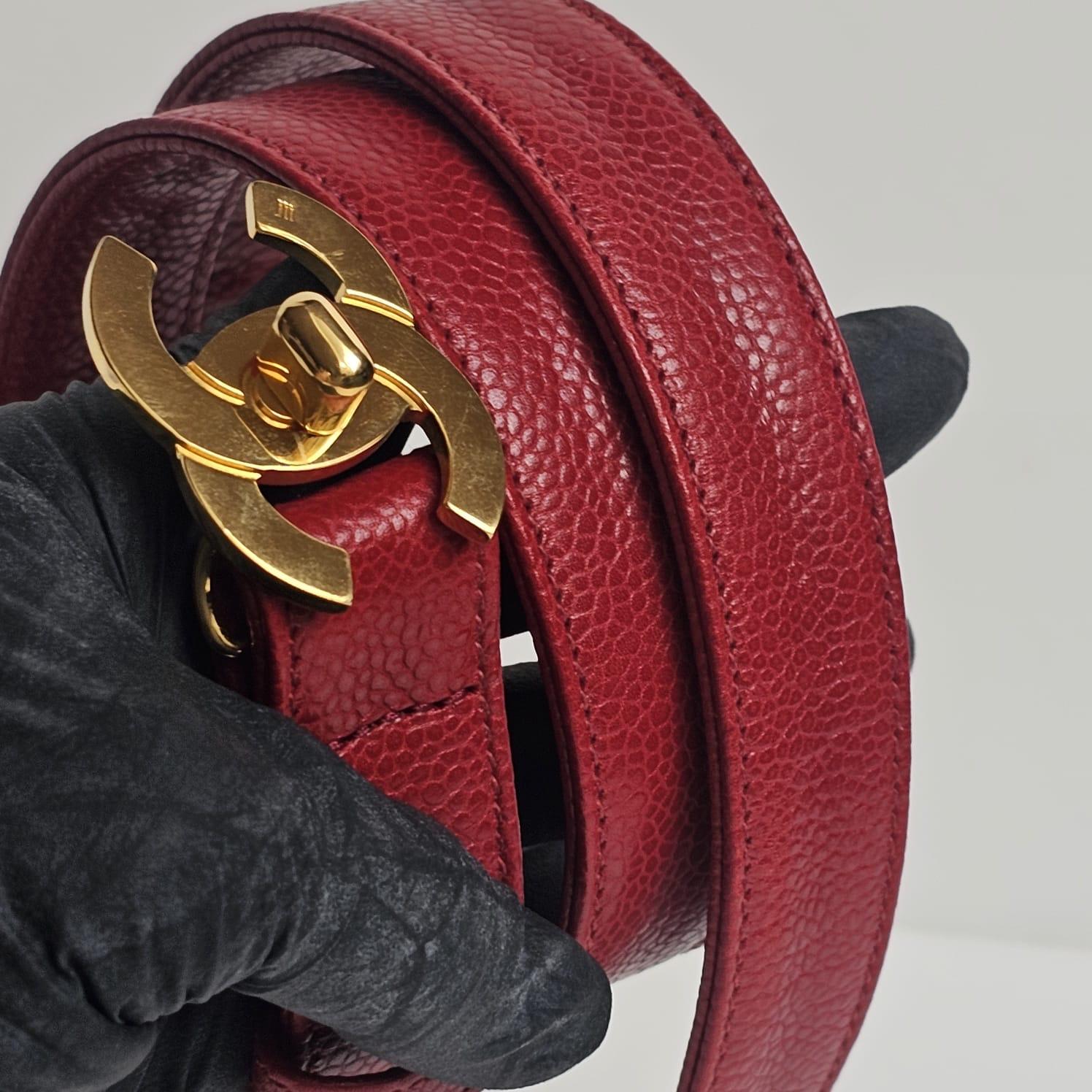 Cintura sottile vintage Chanel Red Caviar CC Turnlock in vendita 10