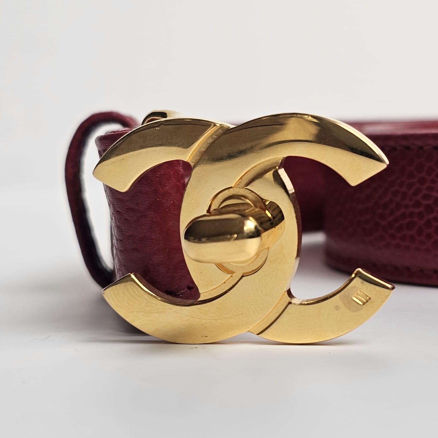 Cintura sottile vintage Chanel Red Caviar CC Turnlock In condizioni buone in vendita a Jakarta, Daerah Khusus Ibukota Jakarta