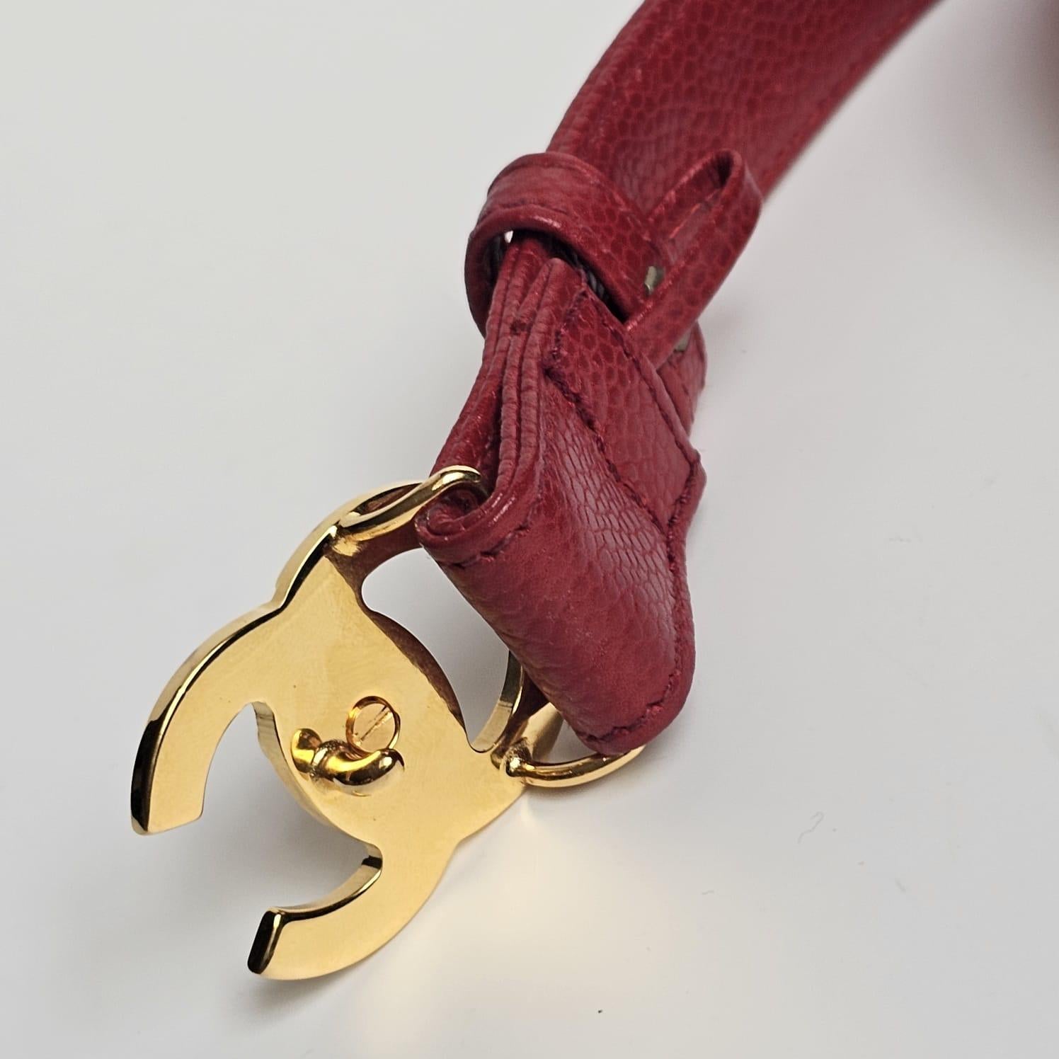Cintura sottile vintage Chanel Red Caviar CC Turnlock in vendita 1
