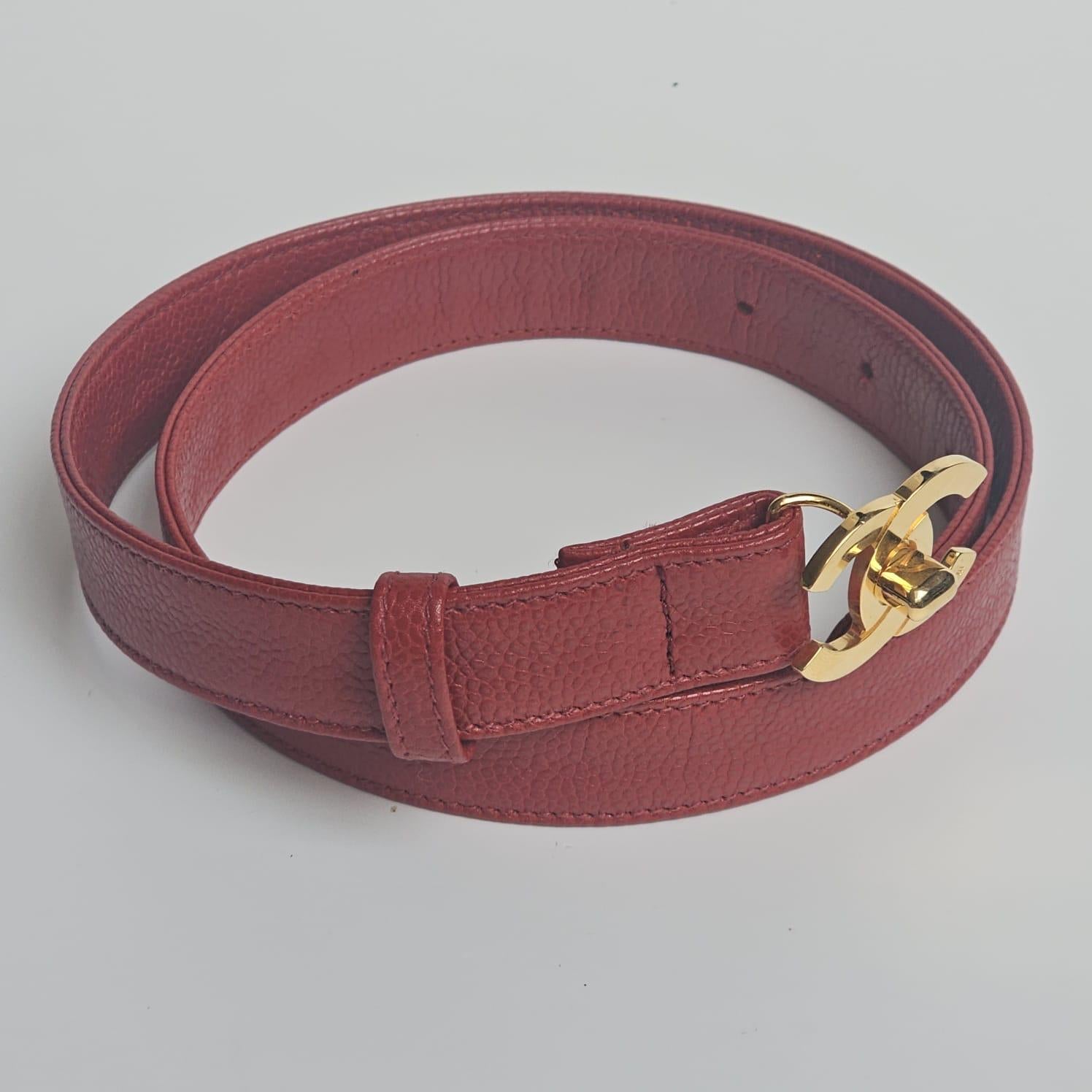 Cintura sottile vintage Chanel Red Caviar CC Turnlock in vendita 2