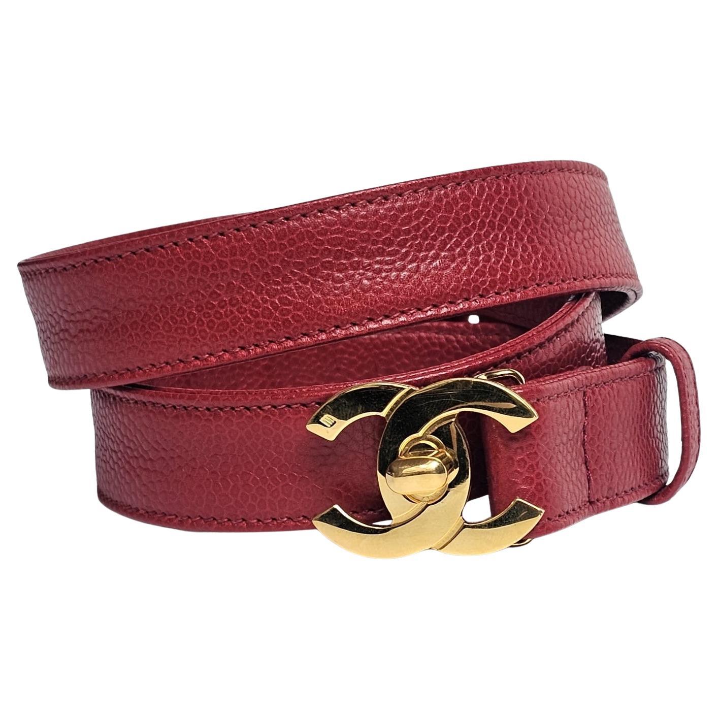Cintura sottile vintage Chanel Red Caviar CC Turnlock in vendita
