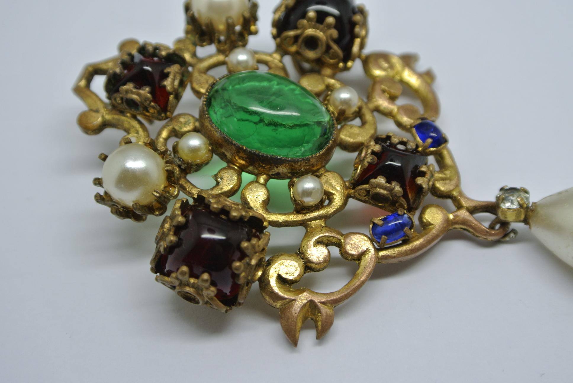 Vintage Chanel Red Green Poured Glass Gripoix Pearl drop byzantine Brooch In Fair Condition In London, GB