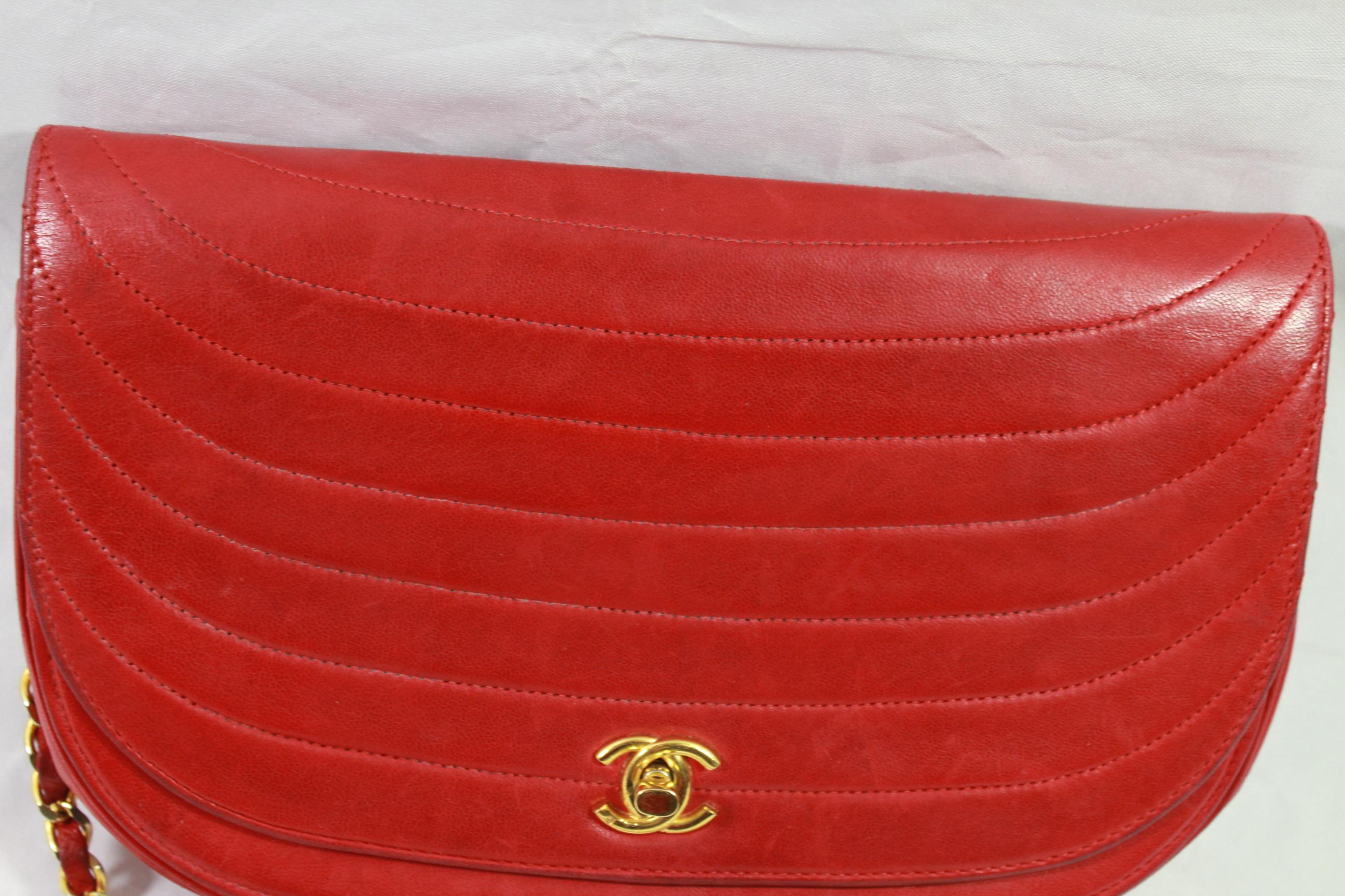 Vintage Chanel Red Lambskin Round Leather Bag In Good Condition In Paris, FR