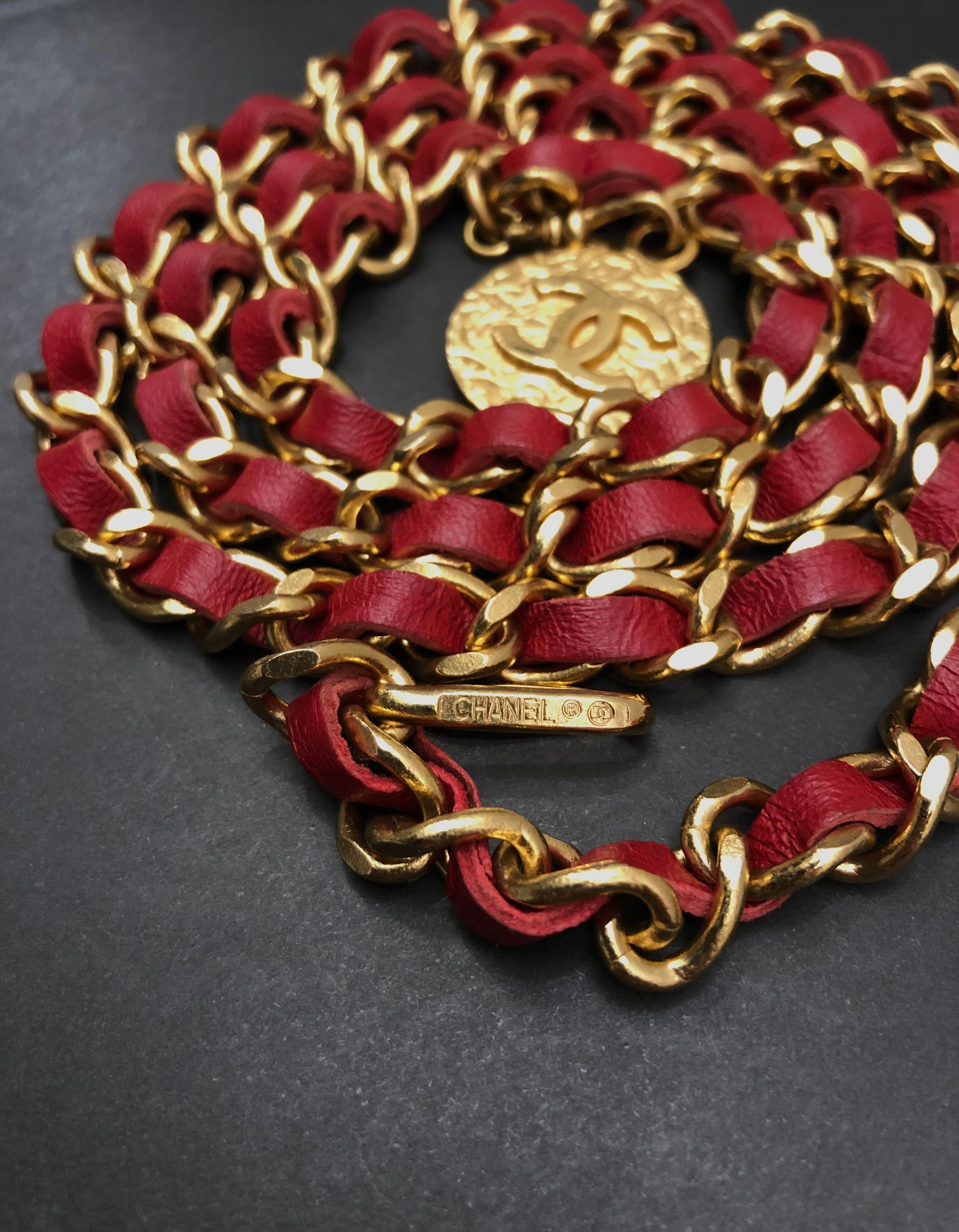 Vintage CHANEL Red Leather Gold Toned Chain Belt Necklace In Good Condition In Bangkok, TH