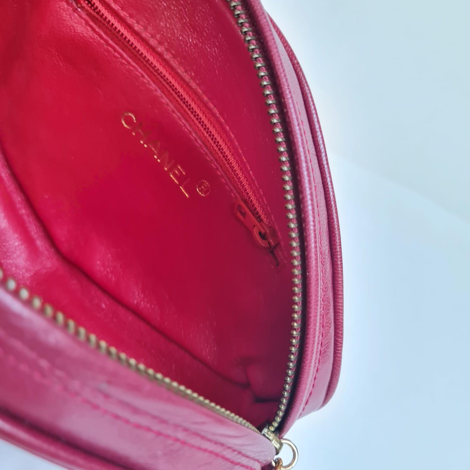 Bolso vintage Chanel rojo de satén acolchado con borlas de diamantes  en venta 6