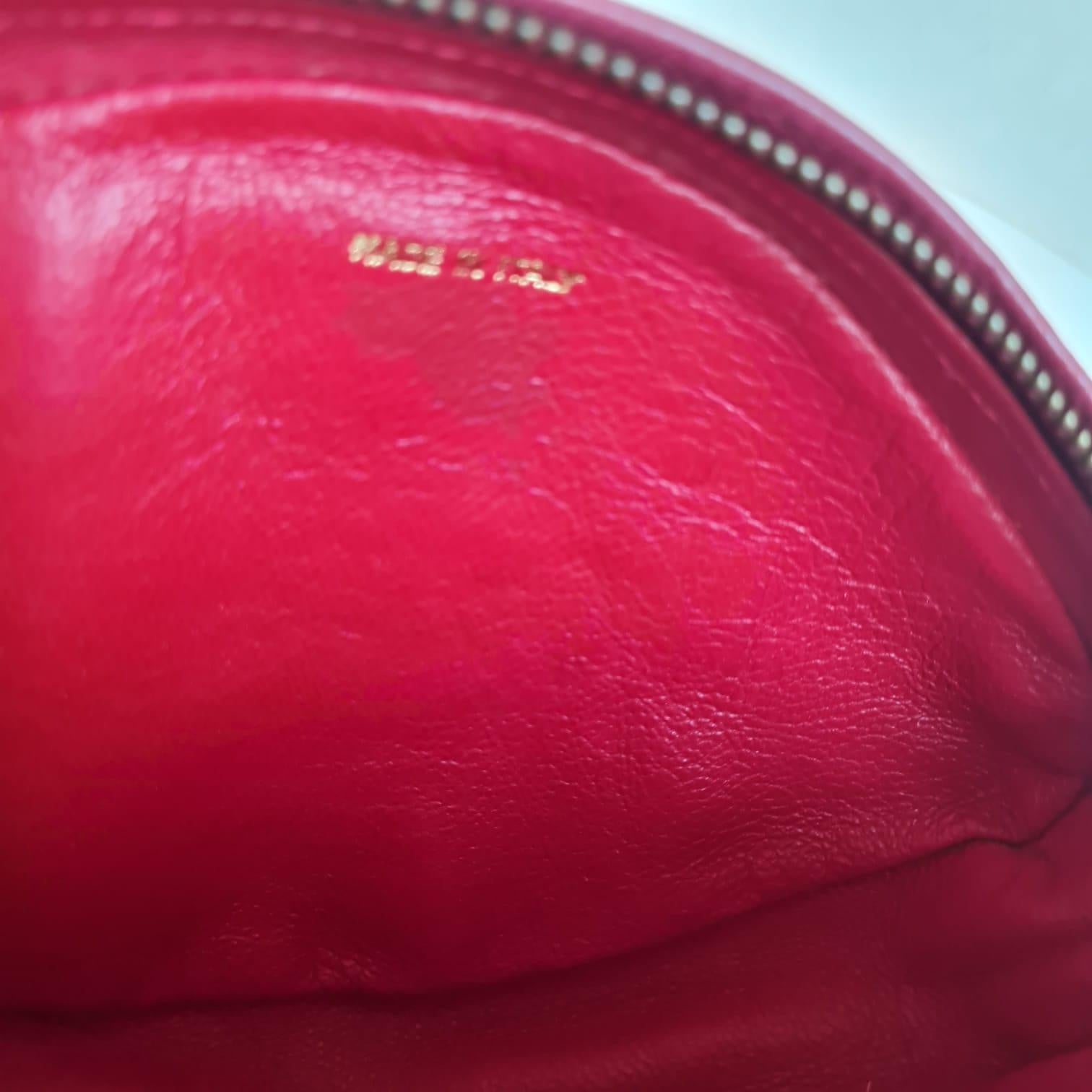 Bolso vintage Chanel rojo de satén acolchado con borlas de diamantes  en venta 11