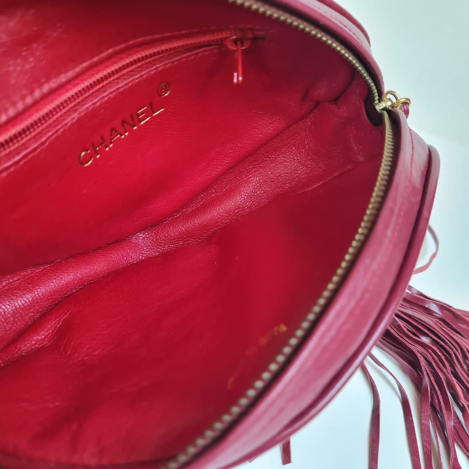 Bolso vintage Chanel rojo de satén acolchado con borlas de diamantes  en venta 14