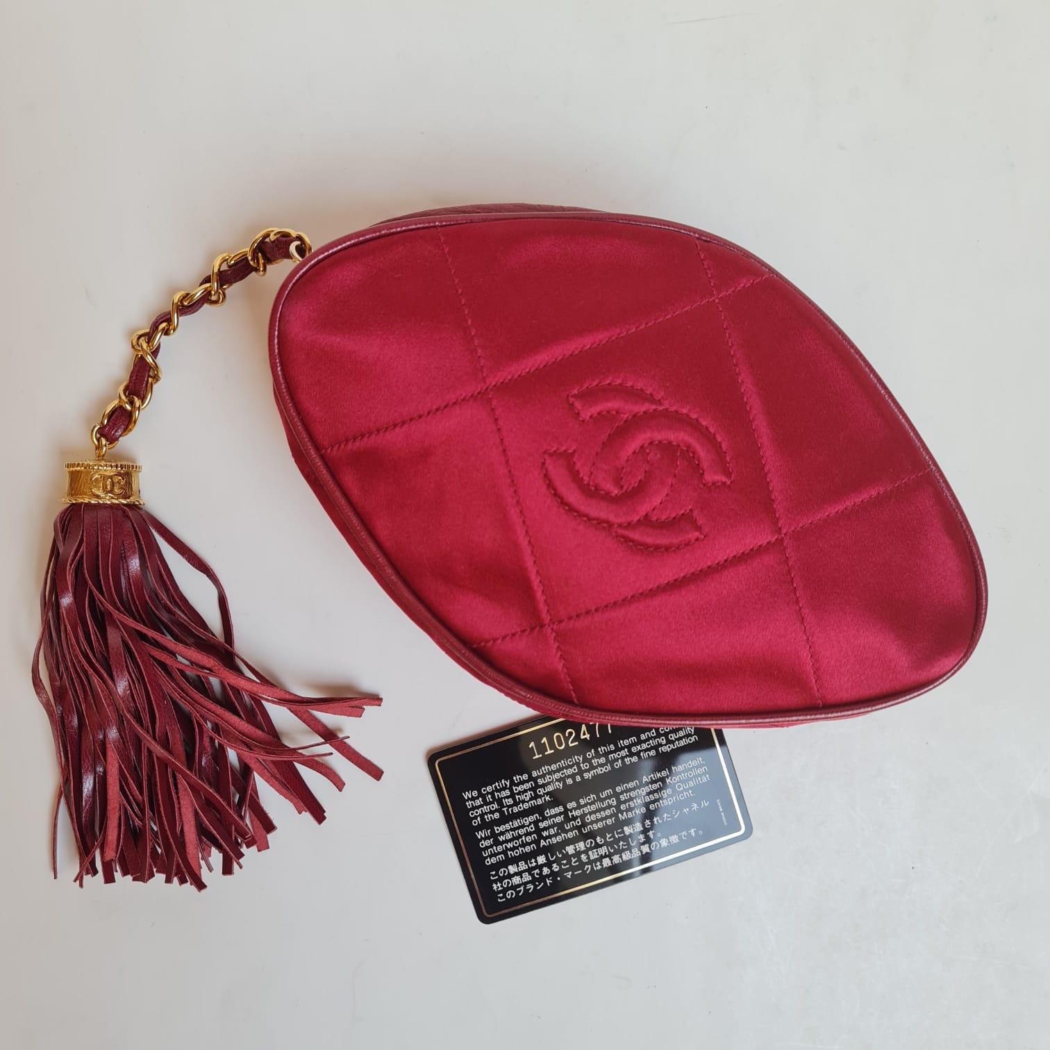 Vintage Chanel Red Satin Quilted Diamond Tasseled Clutch  In Good Condition For Sale In Jakarta, Daerah Khusus Ibukota Jakarta