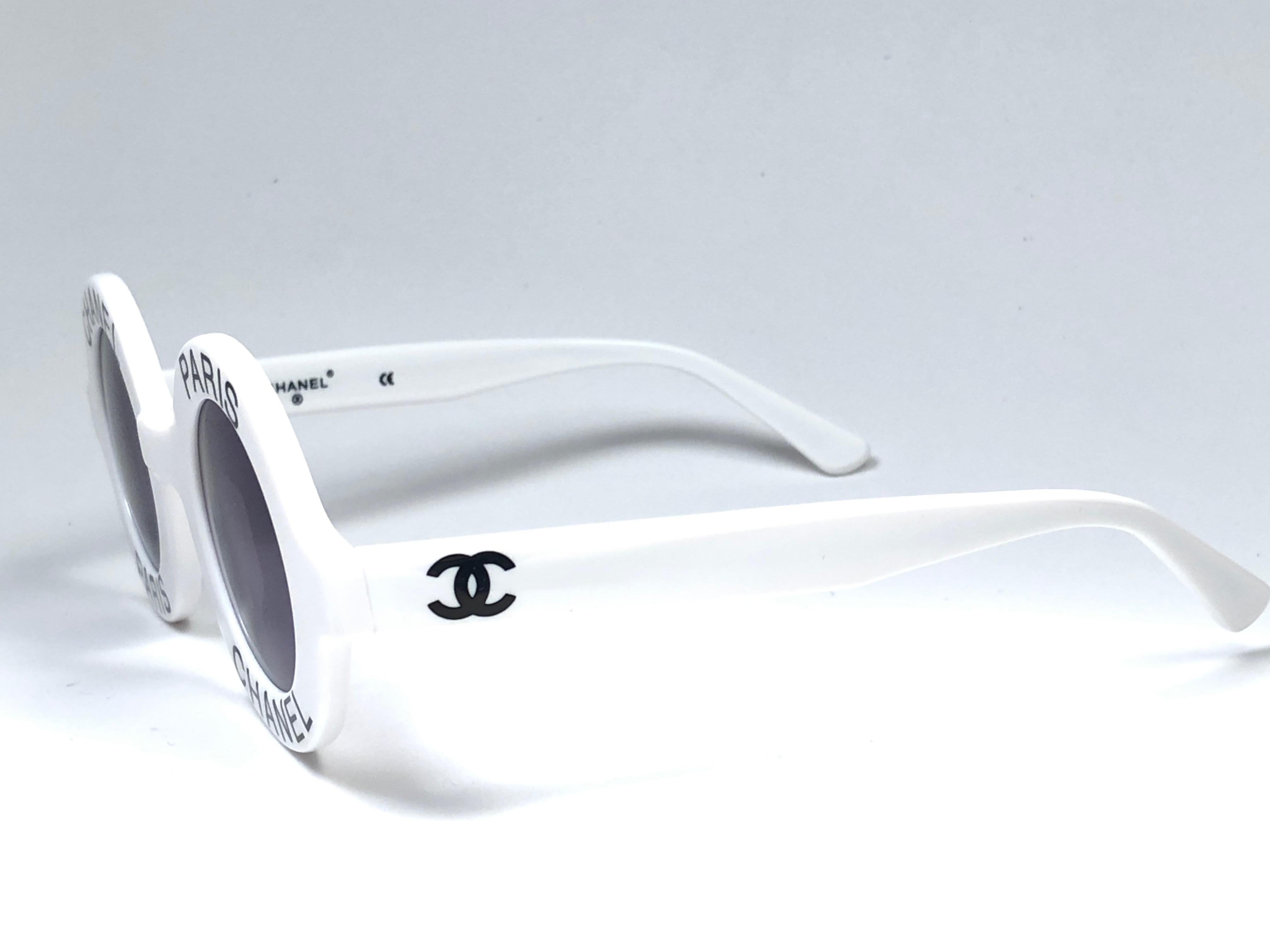 Vintage Chanel Runde „Chanel Paris“ Weiße Sonnenbrille, hergestellt in Italien  im Zustand „Neu“ im Angebot in Baleares, Baleares