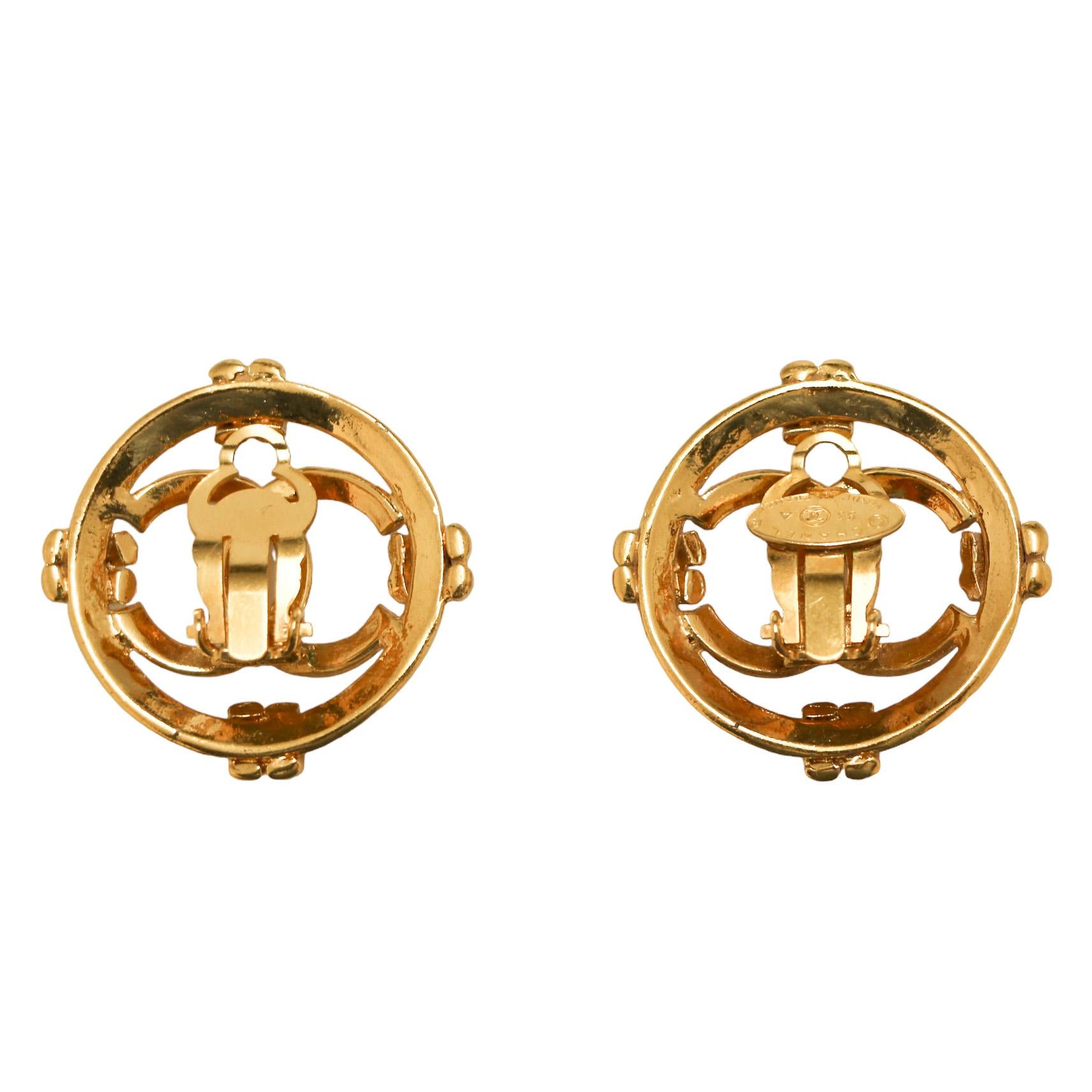 Pair of stunning vintage CC Chanel round clips.

Condition : very good
Made in France 
Materials : 24K gold plated metal
Color : gold
Dimensions : 3cm diameter
Hardware : gold
Stamp : yes
Year : autumn 1993