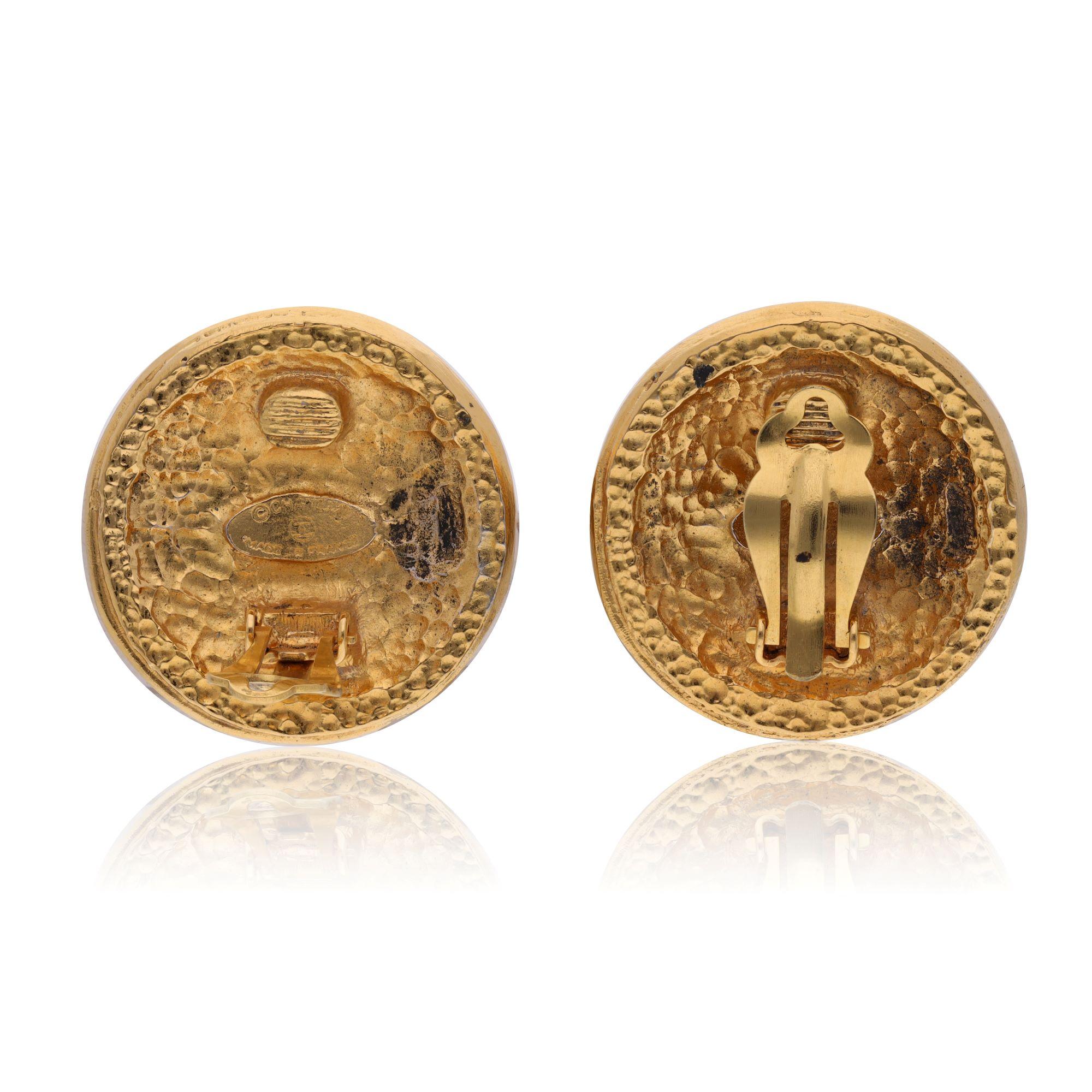 Vintage Chanel Rue Cambon Crest Earrings In Good Condition For Sale In Dubai, DU