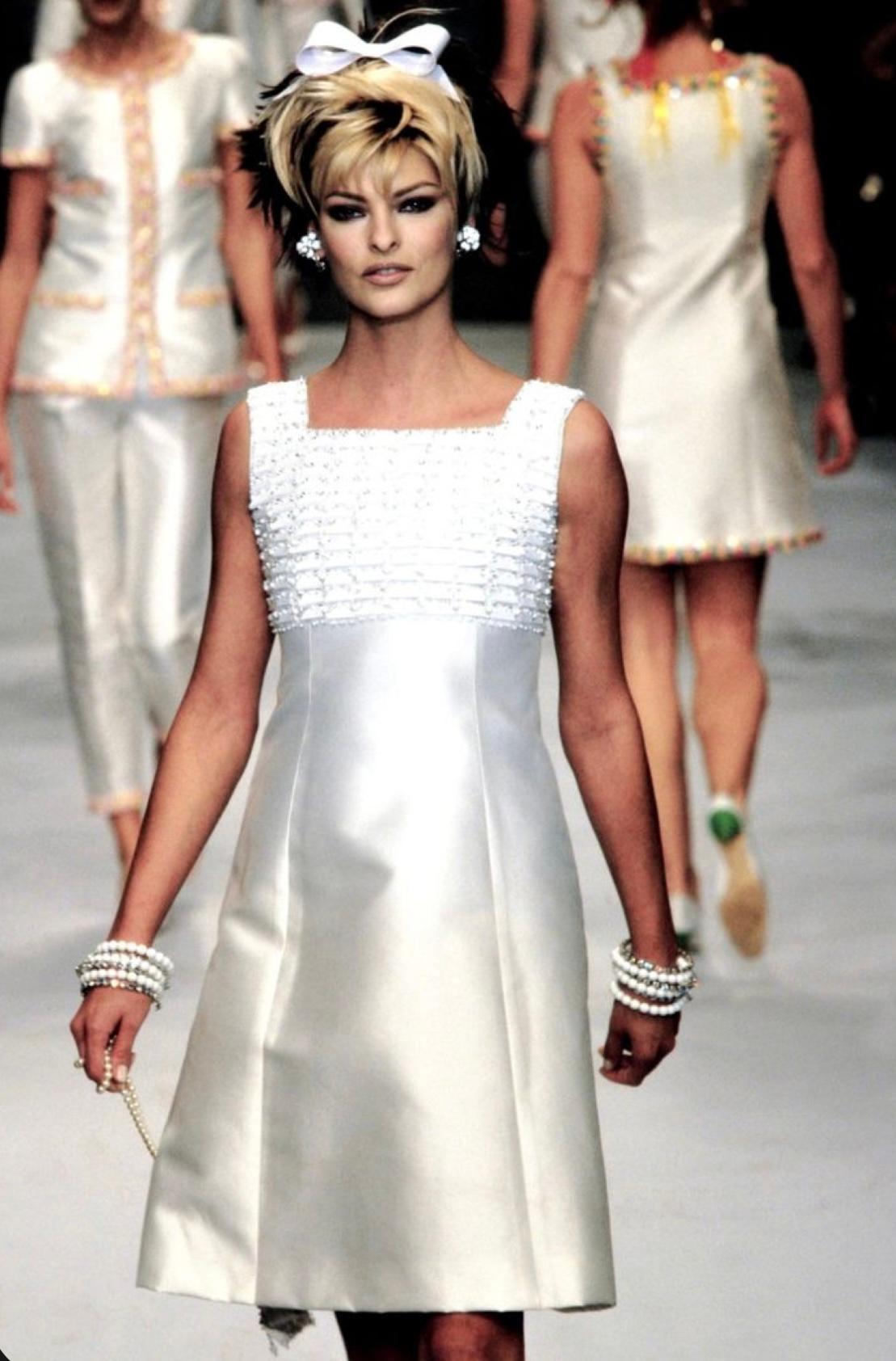 Vintage Chanel Laufsteg 1996 H/W Kleid von Karl Lagerfeld, getragen von Linda Evangelista im Angebot 6