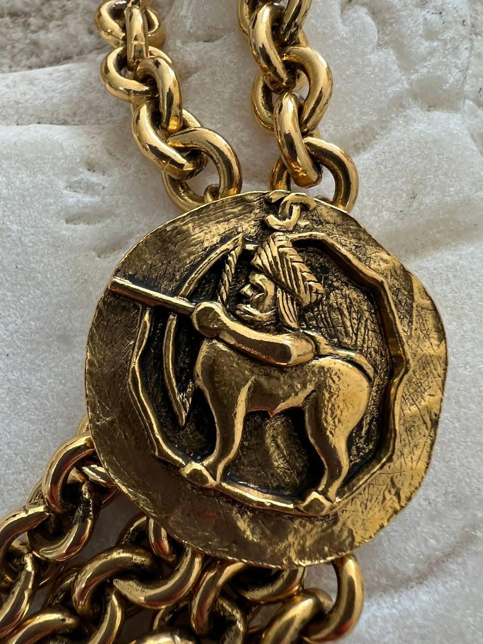 Collier collier vintage Chanel Sagittarius avec médaillon, 1984  en vente 1