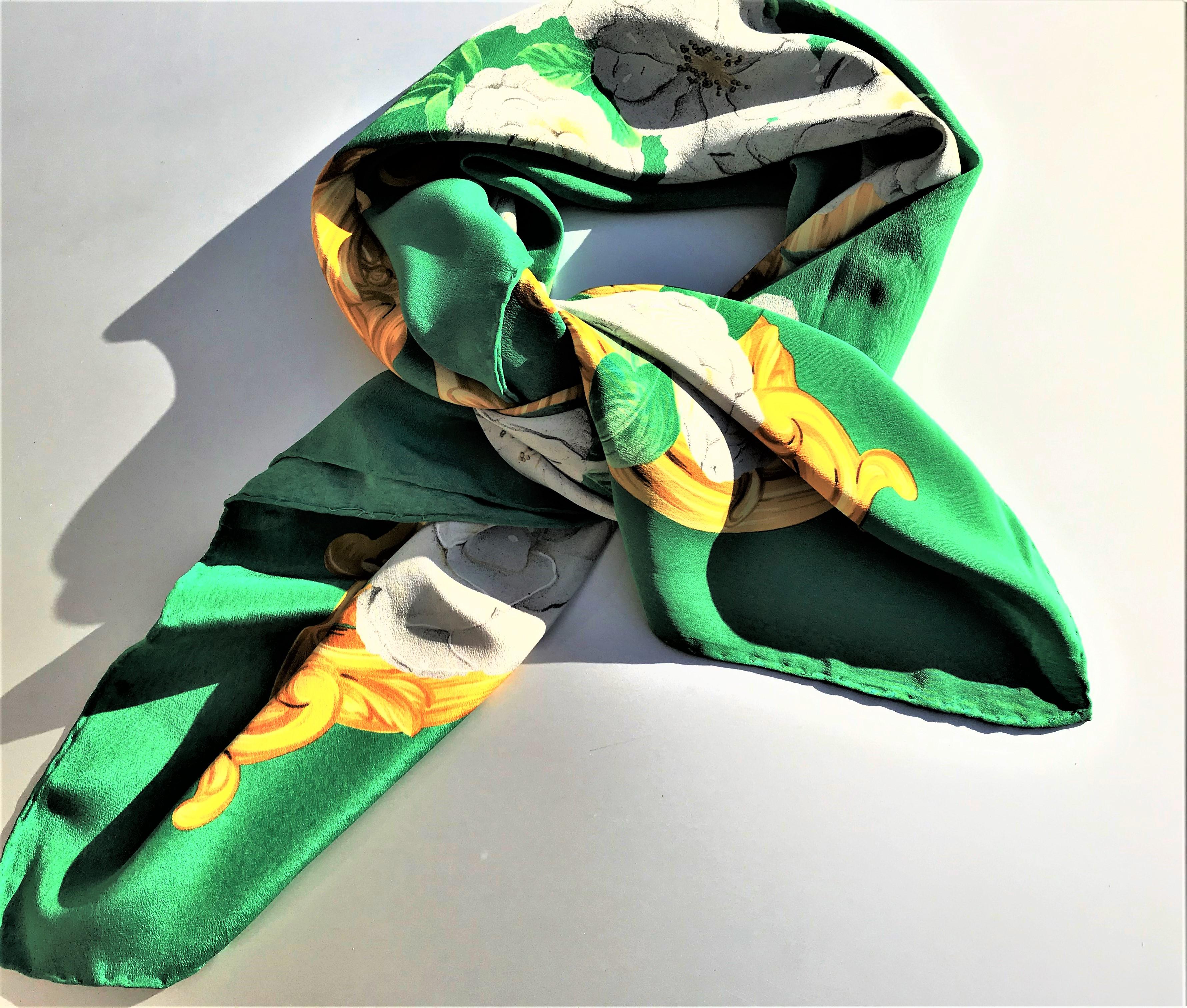 Vintage CHANEL Vintage Schal 100 % Seide 90cm x 90 cm  Damen im Angebot